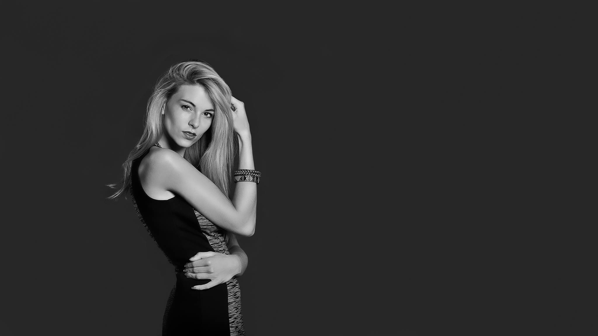 Free download HD wallpaper Chloé Roy monochrome blonde looking at