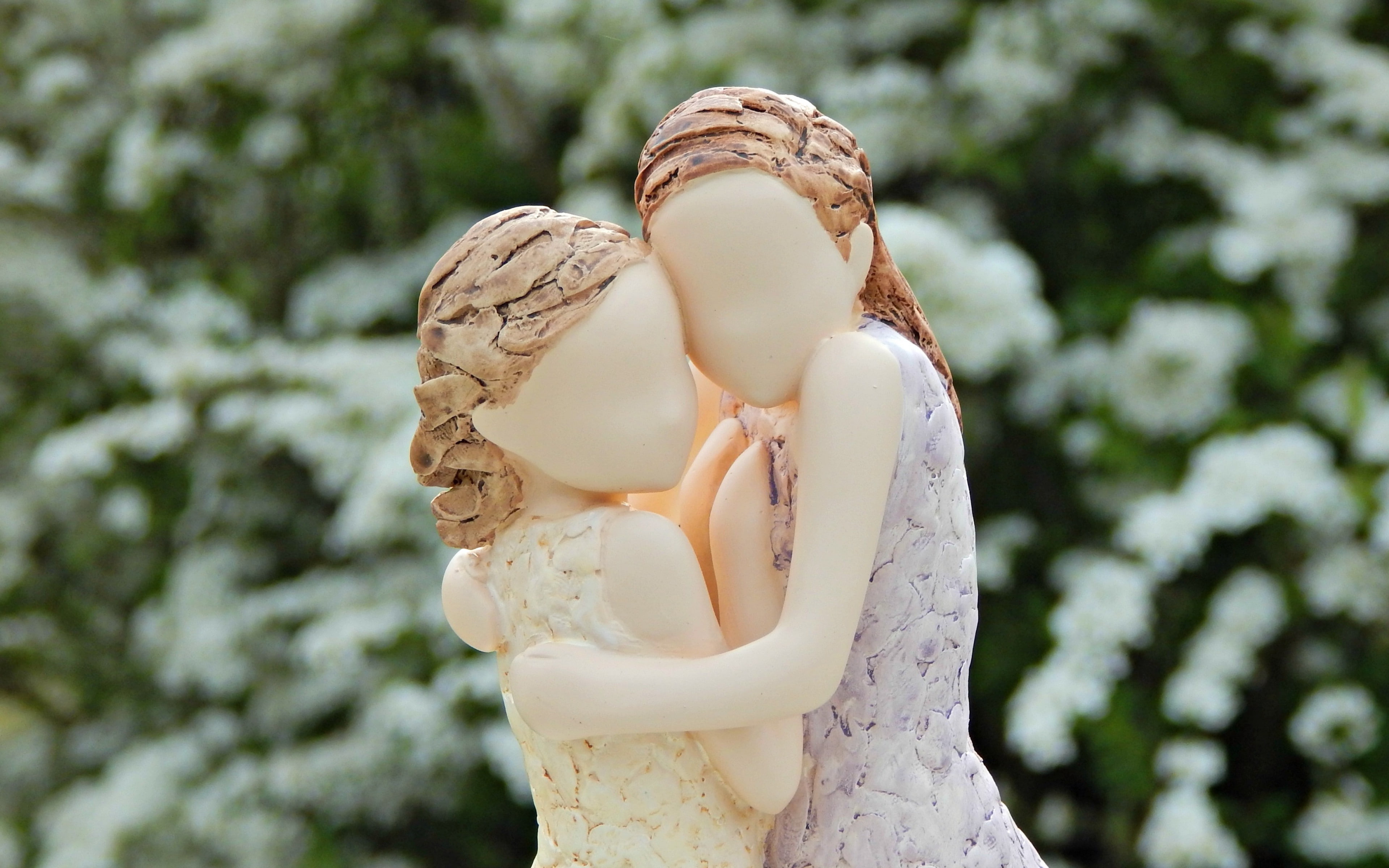 figurine, girl backgrounds, hugs, Download 3840x2400 figurine