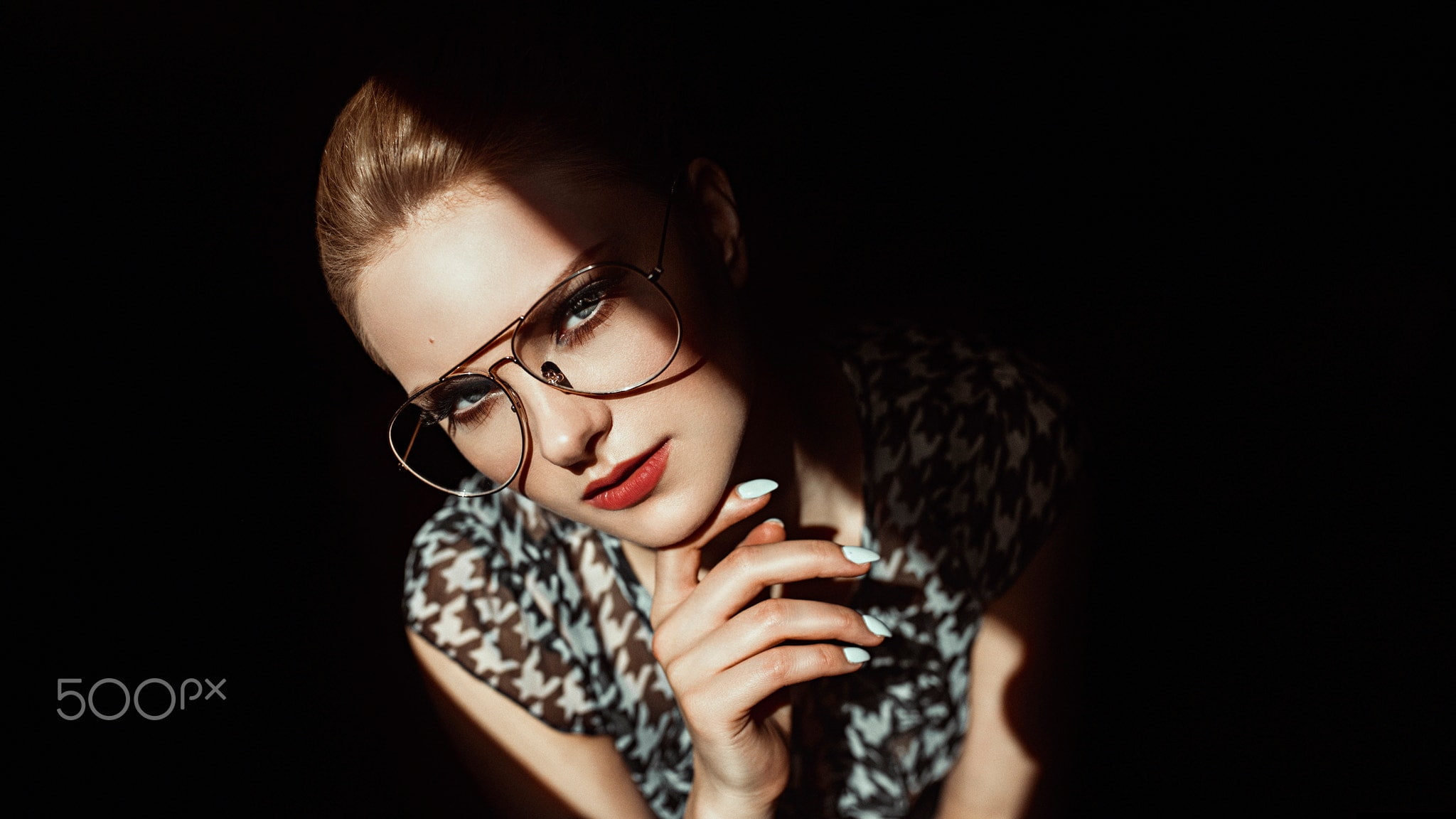 portrait, Damian Piórko, white nails, women, blonde, glasses