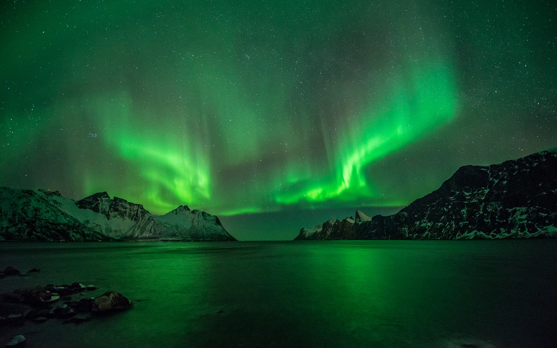 Aurora Borealis Northern Lights Lake Reflection Stars Night Green Mountains HD