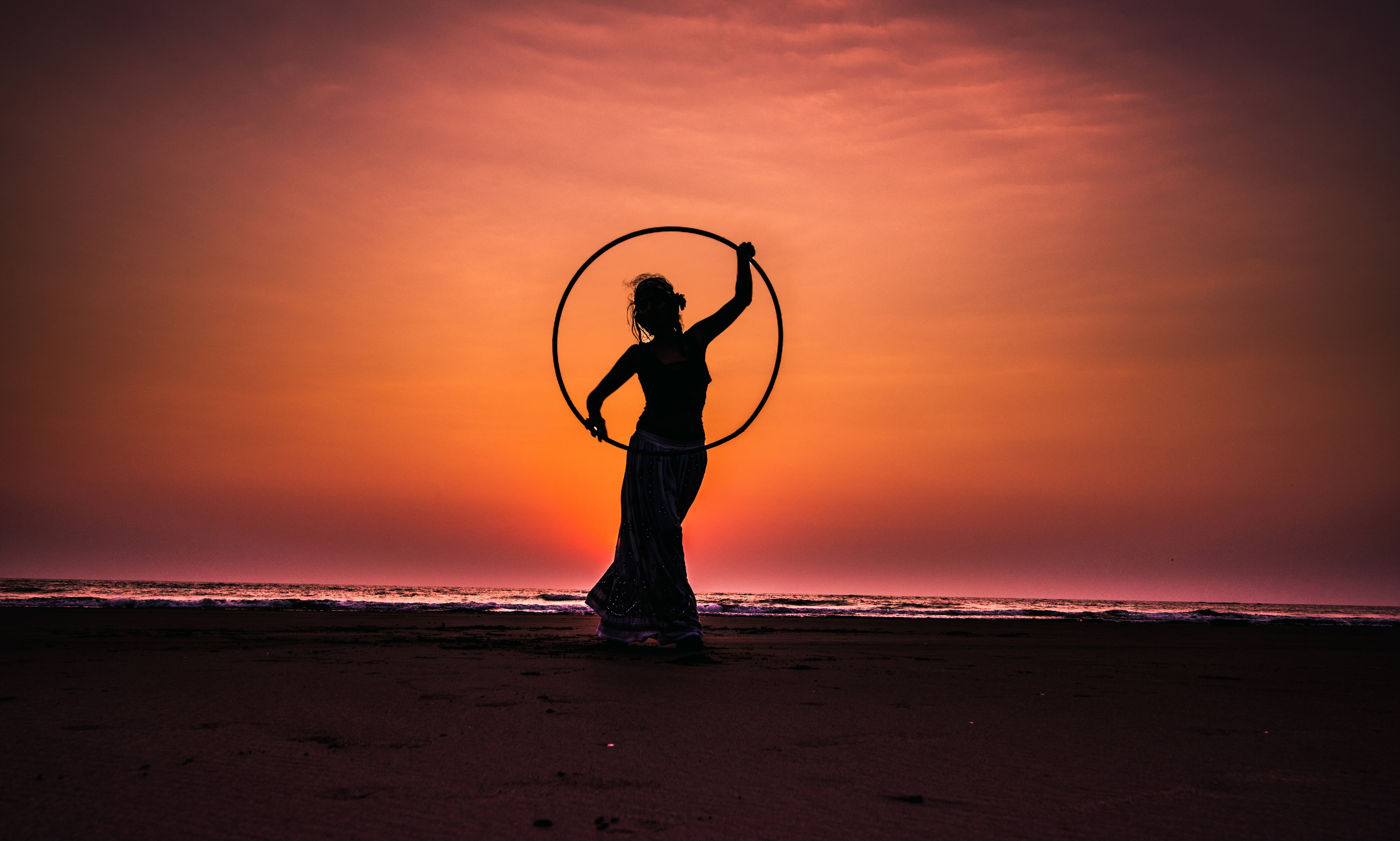 silhouette person holding hula-hoop wallpaper, girl, sunset, sea