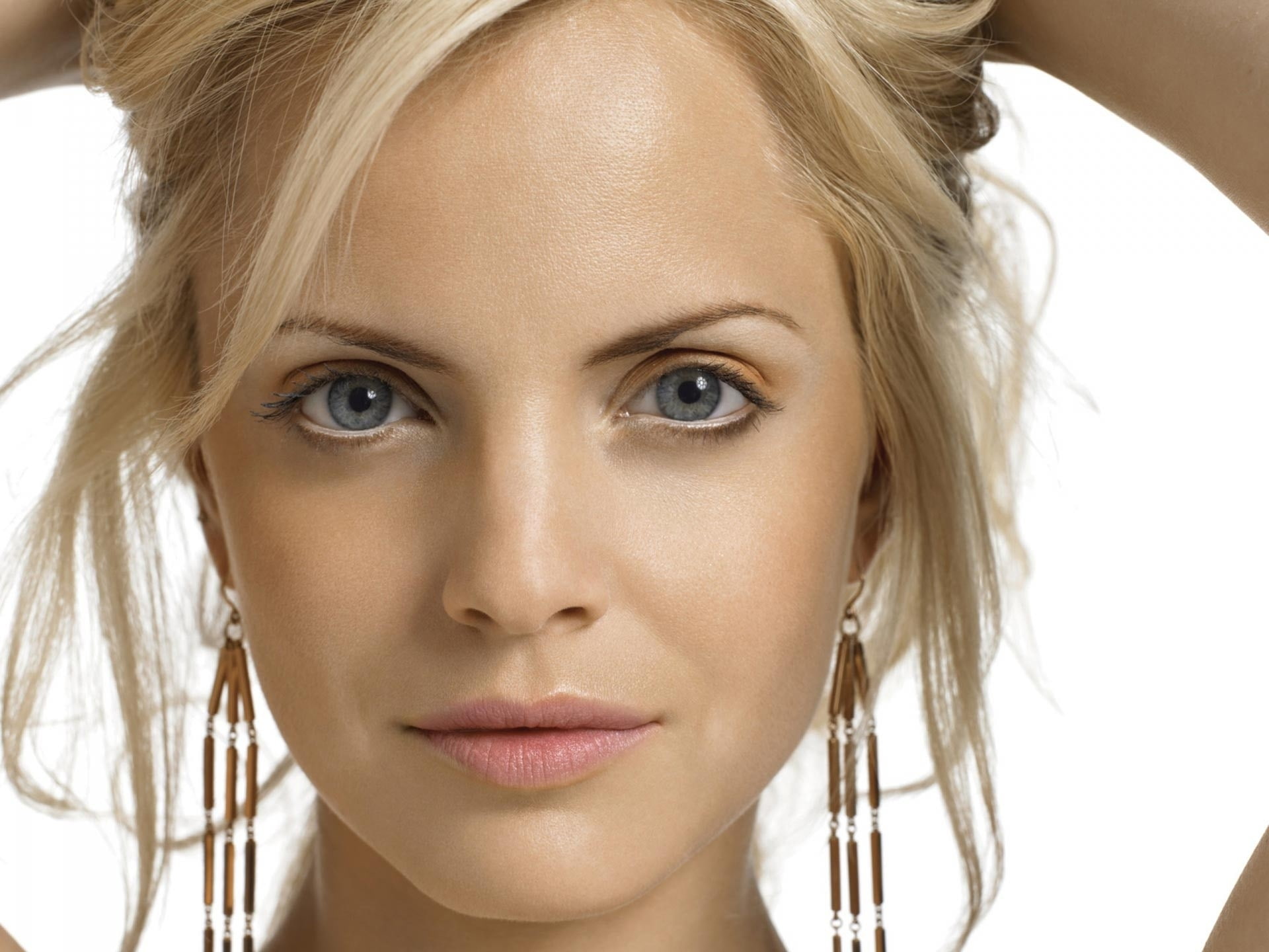 blondes women closeup mena suvari faces 1920x1440  Nature close-up HD Art