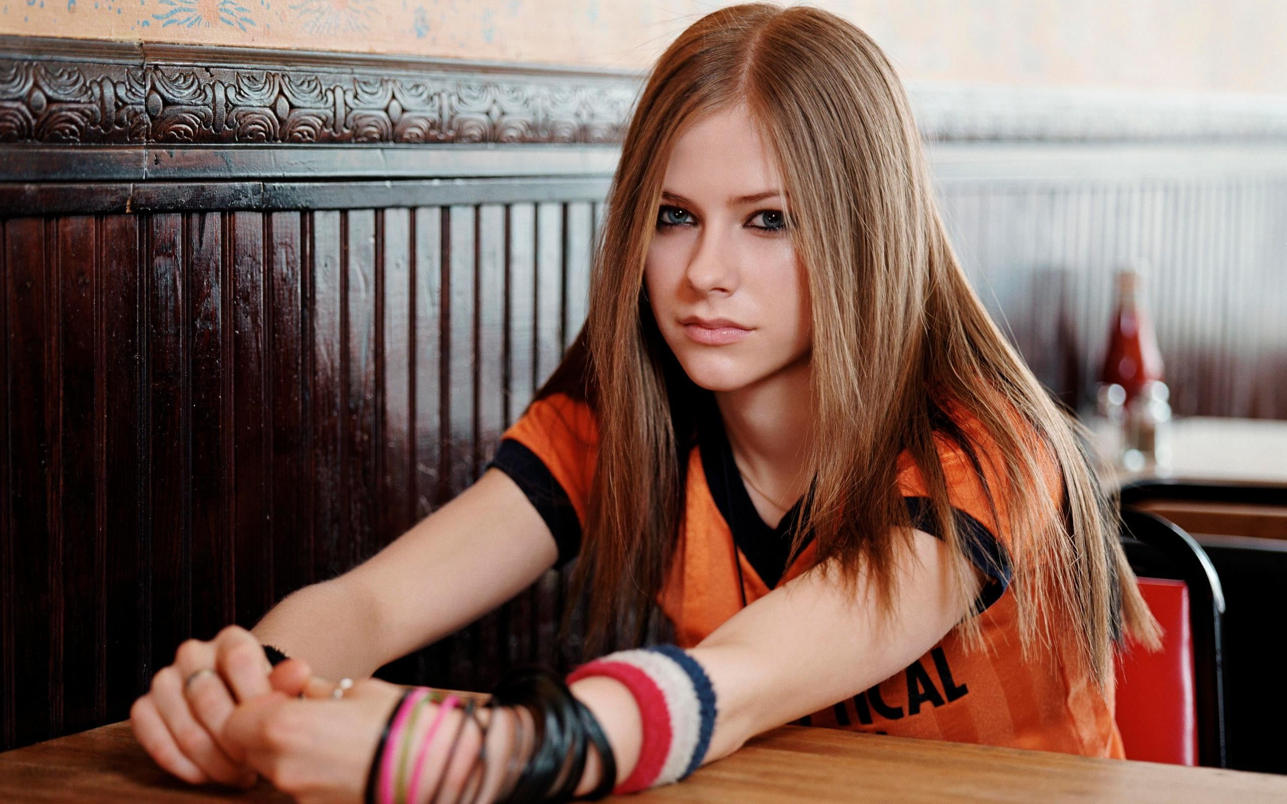 9. Avril Lavigne - wide 4