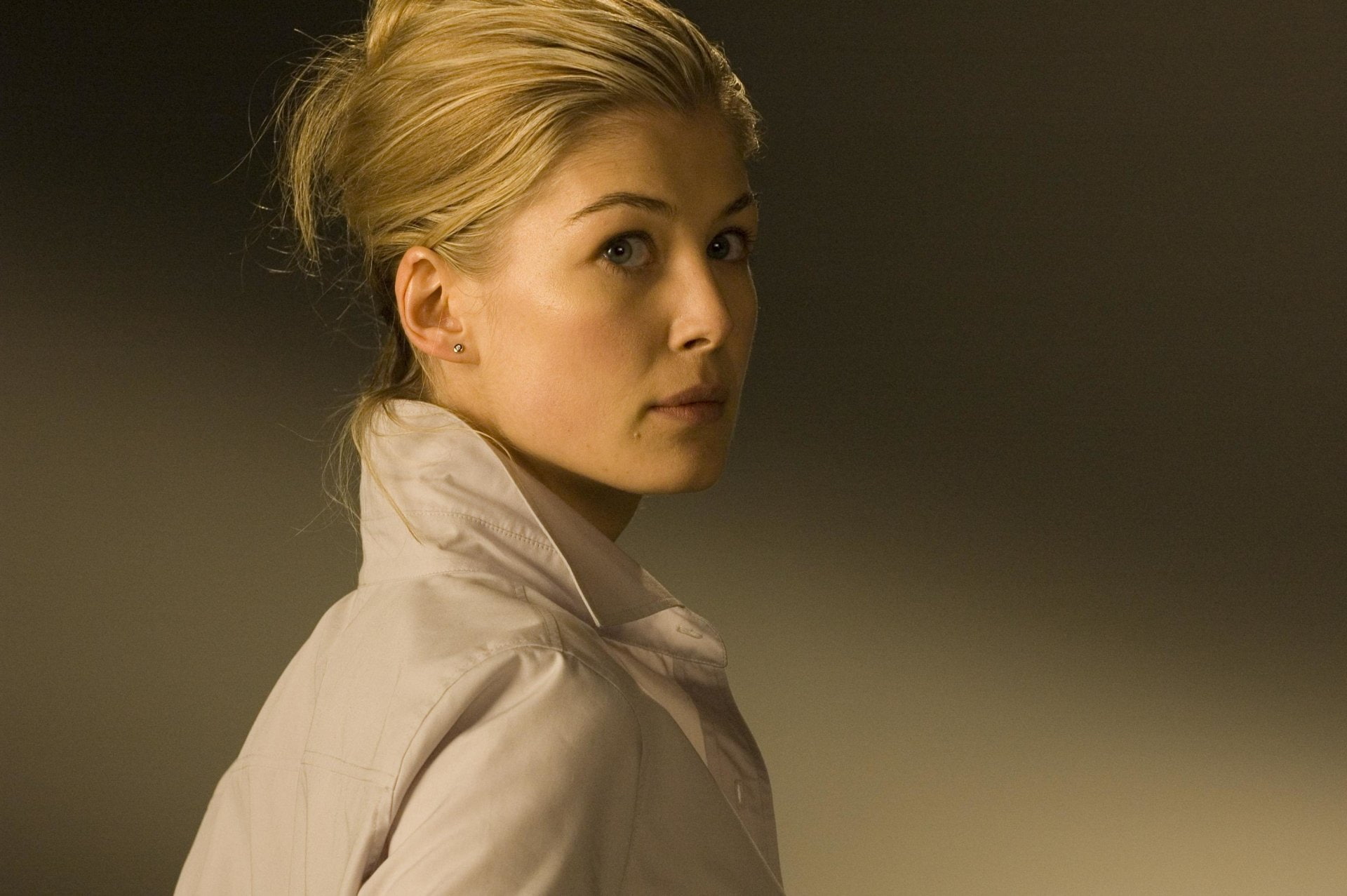 Free download HD wallpaper Actresses, Rosamund Pike, Blonde, Green