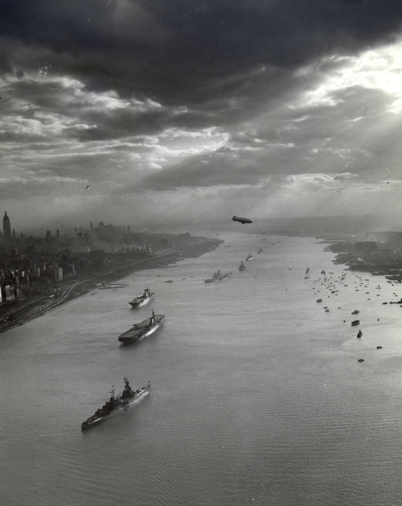 parade, photography, sun rays, clouds, cityscape, 1945, Zeppelin