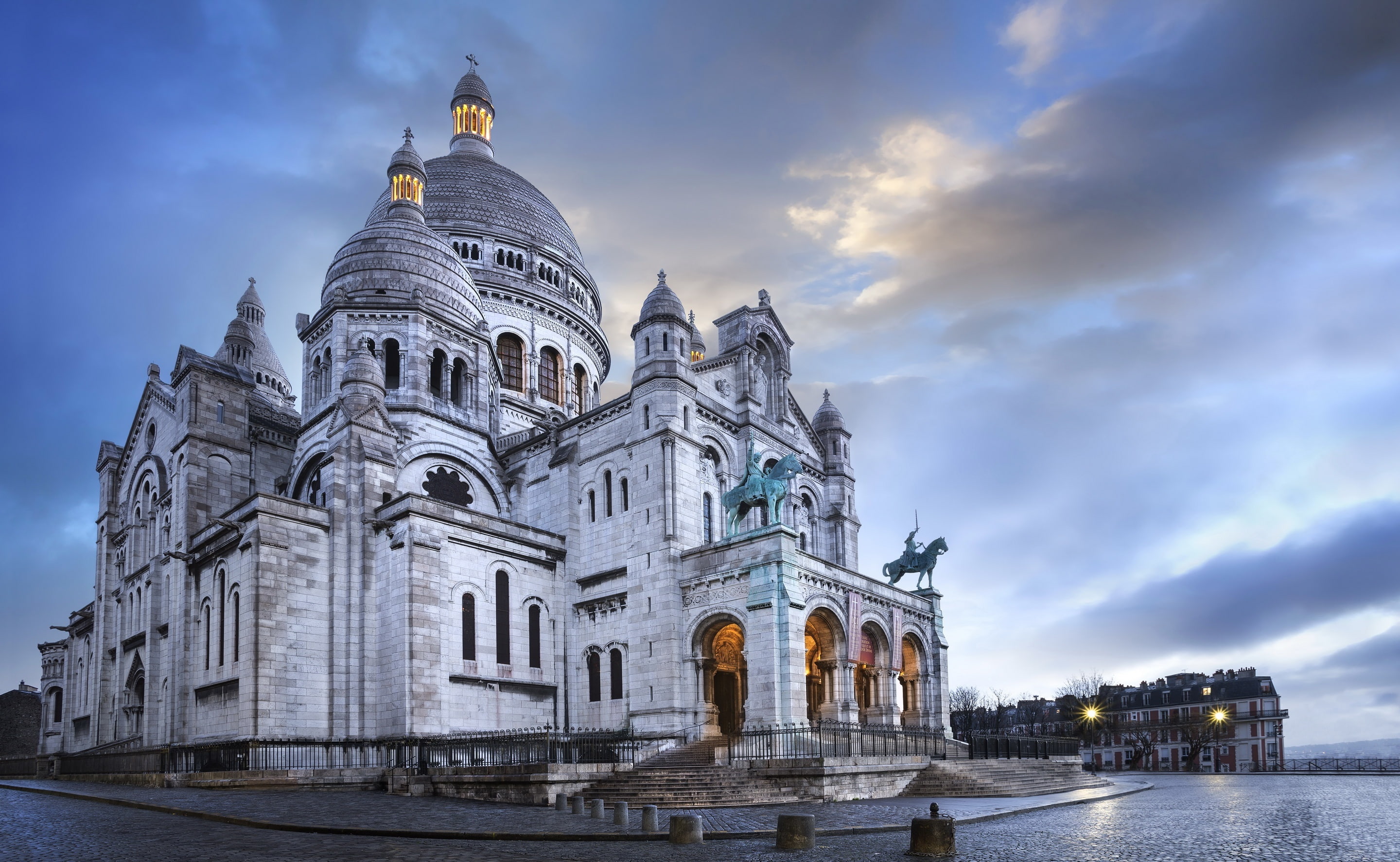 Sacre-Coeur Basilica, Montmartre, Paris, France, white concrete dome mosque