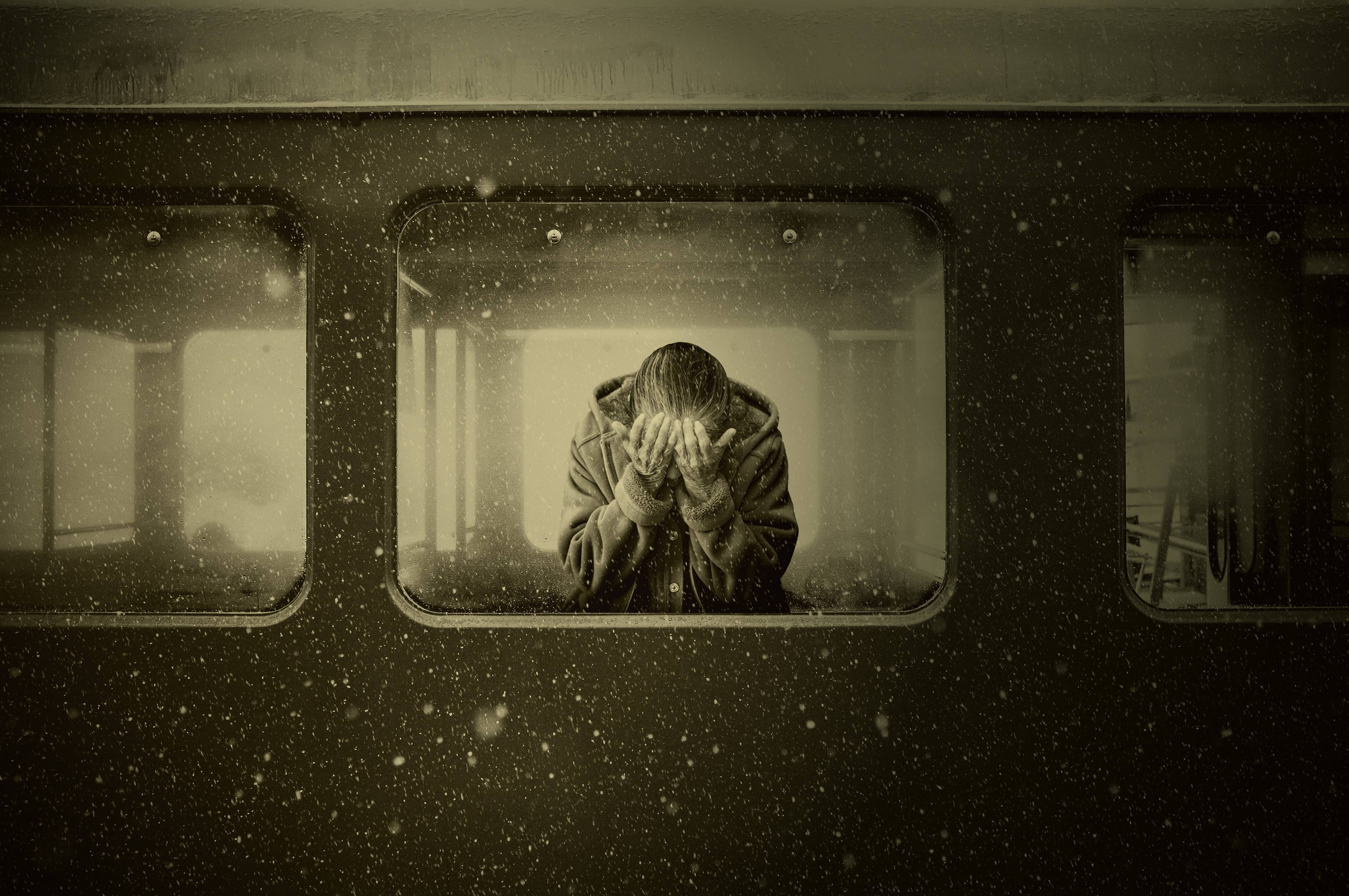 woman, despair, farewell, train, zugabteil, mourning