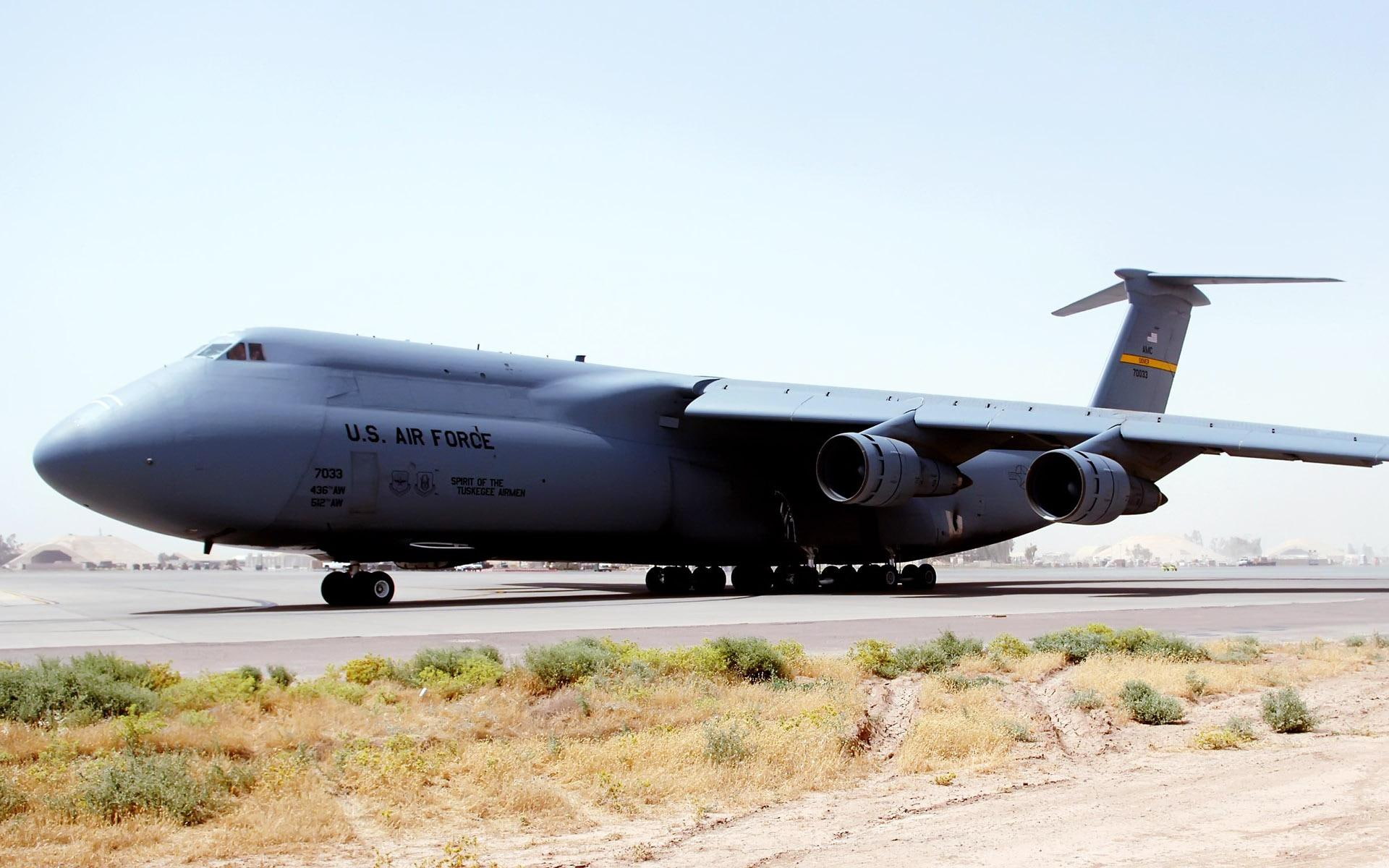 C 5 Galaxy at Balad Air Base Iraq, u.s. air force cargo plane