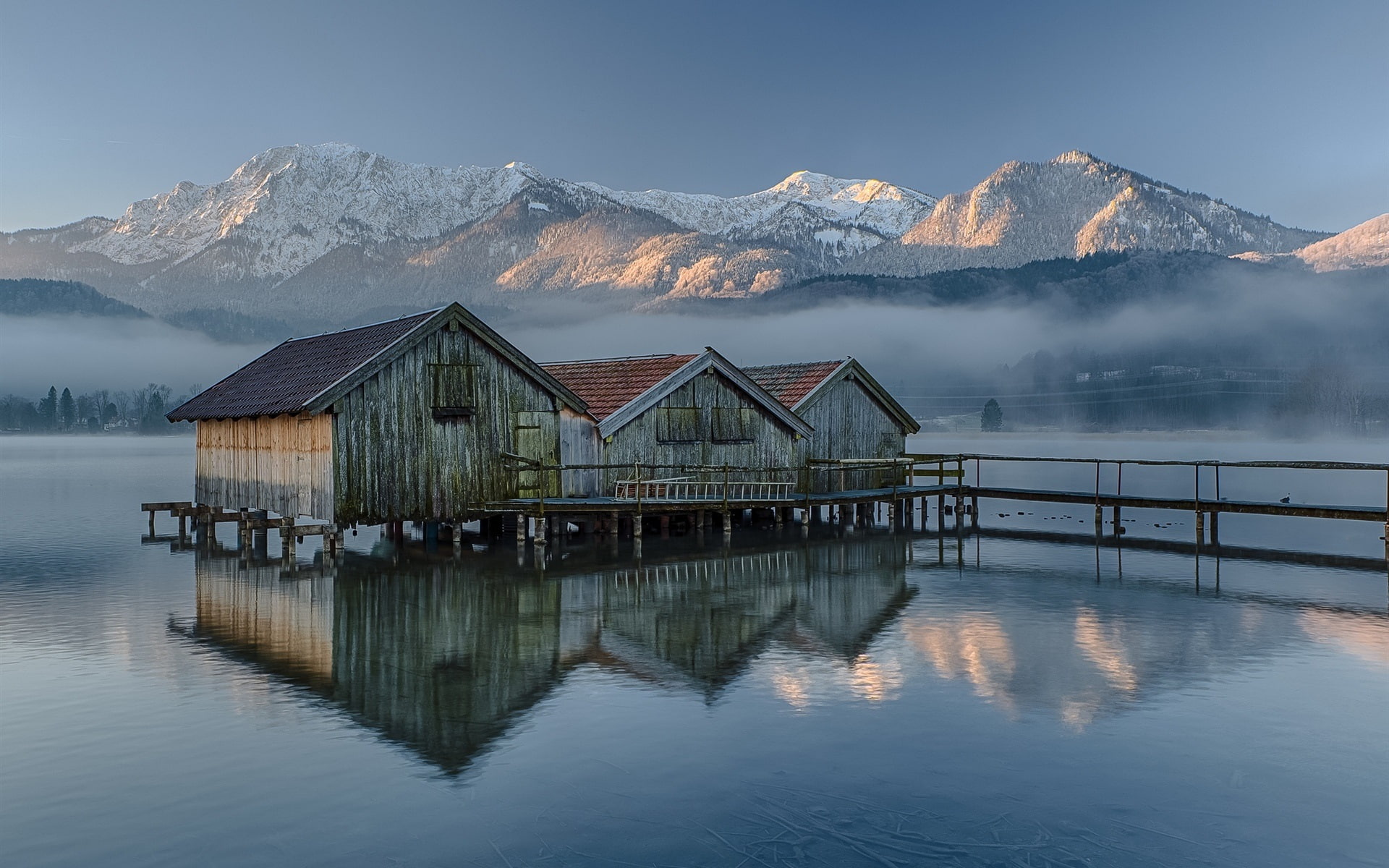 Germany, Bavaria, wood house, lake, mountains, morning, fog, white mountains
