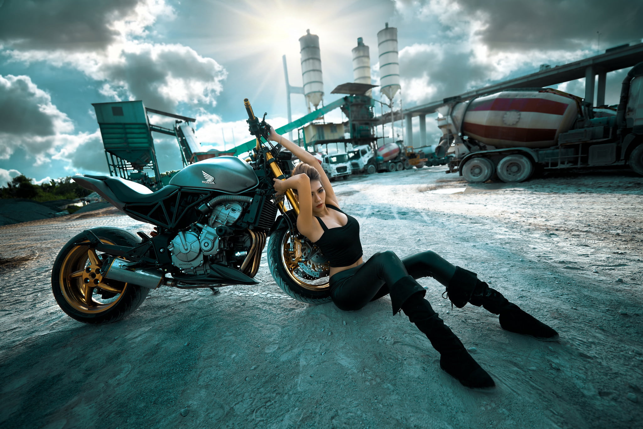 Free Download Hd Wallpaper Woman Lean On Naked Motorcycle Wallpaper Girl Pose Mode Of