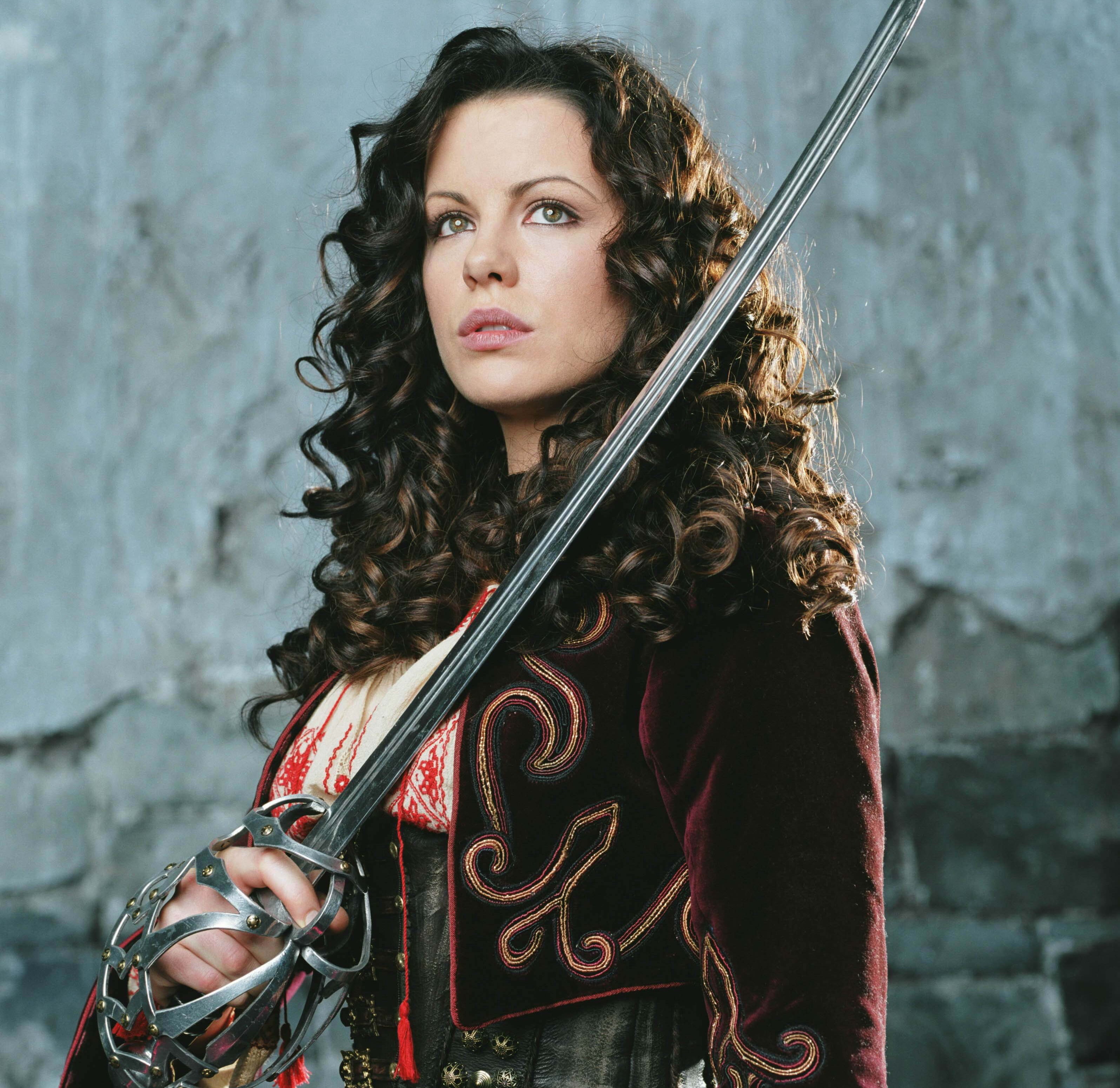 weapons, Kate Beckinsale, sword, Van Helsing, Anna Valerius