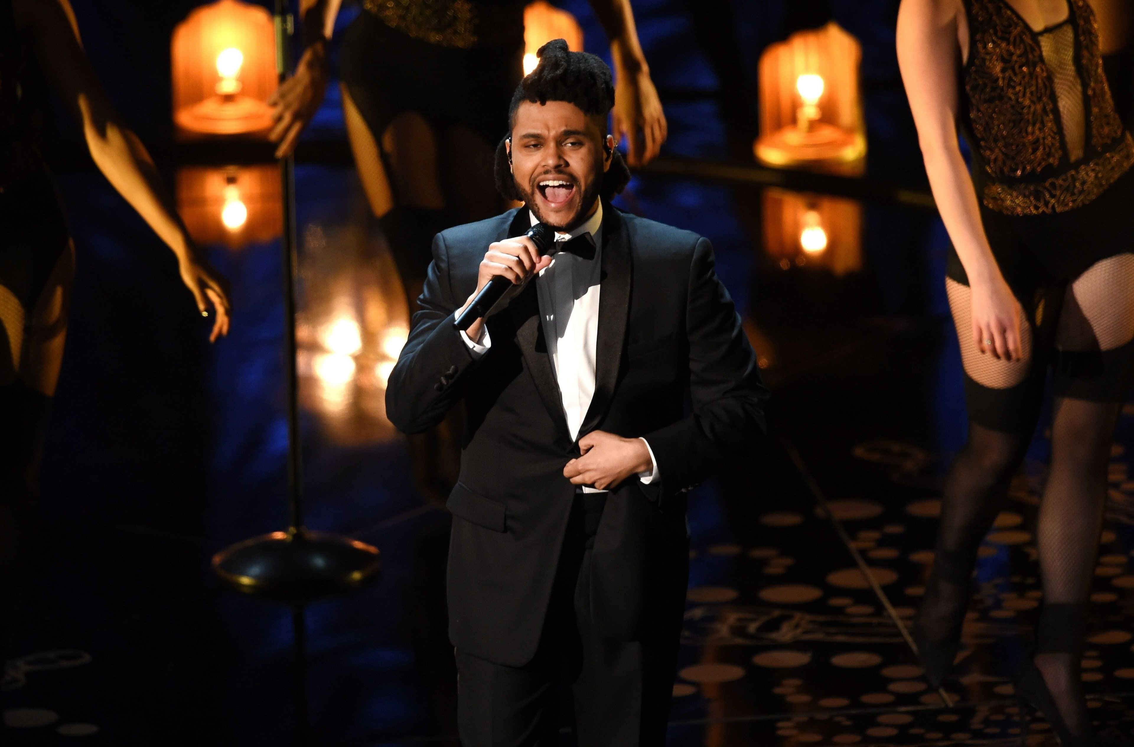 the weeknd 4k hd  pic, night, smiling, men, young adult, well-dressed