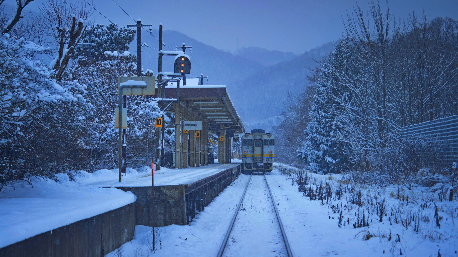 wide image, landscape, Japan, train, winter, station wagon