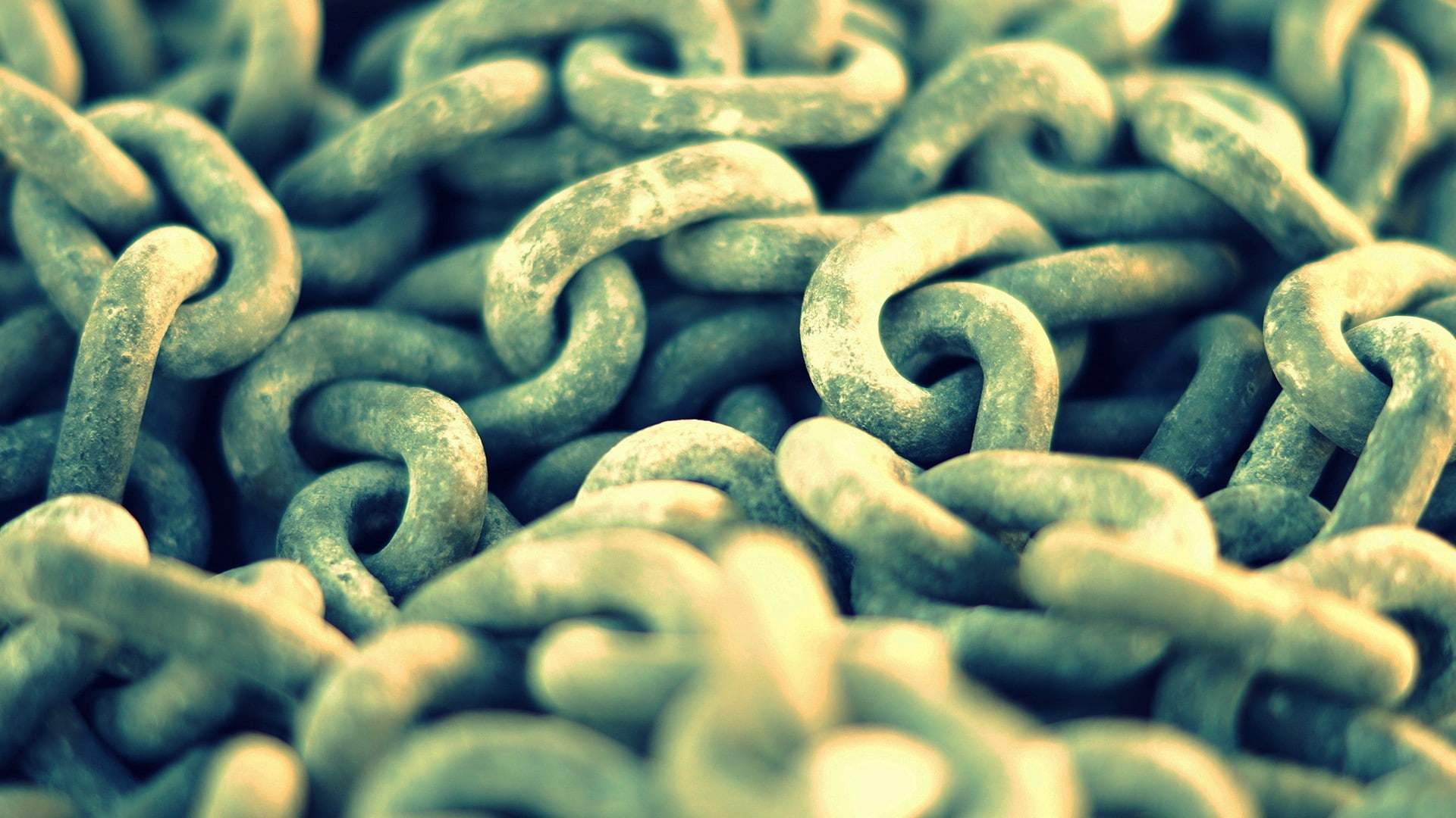 chains, full frame, selective focus, large group of objects
