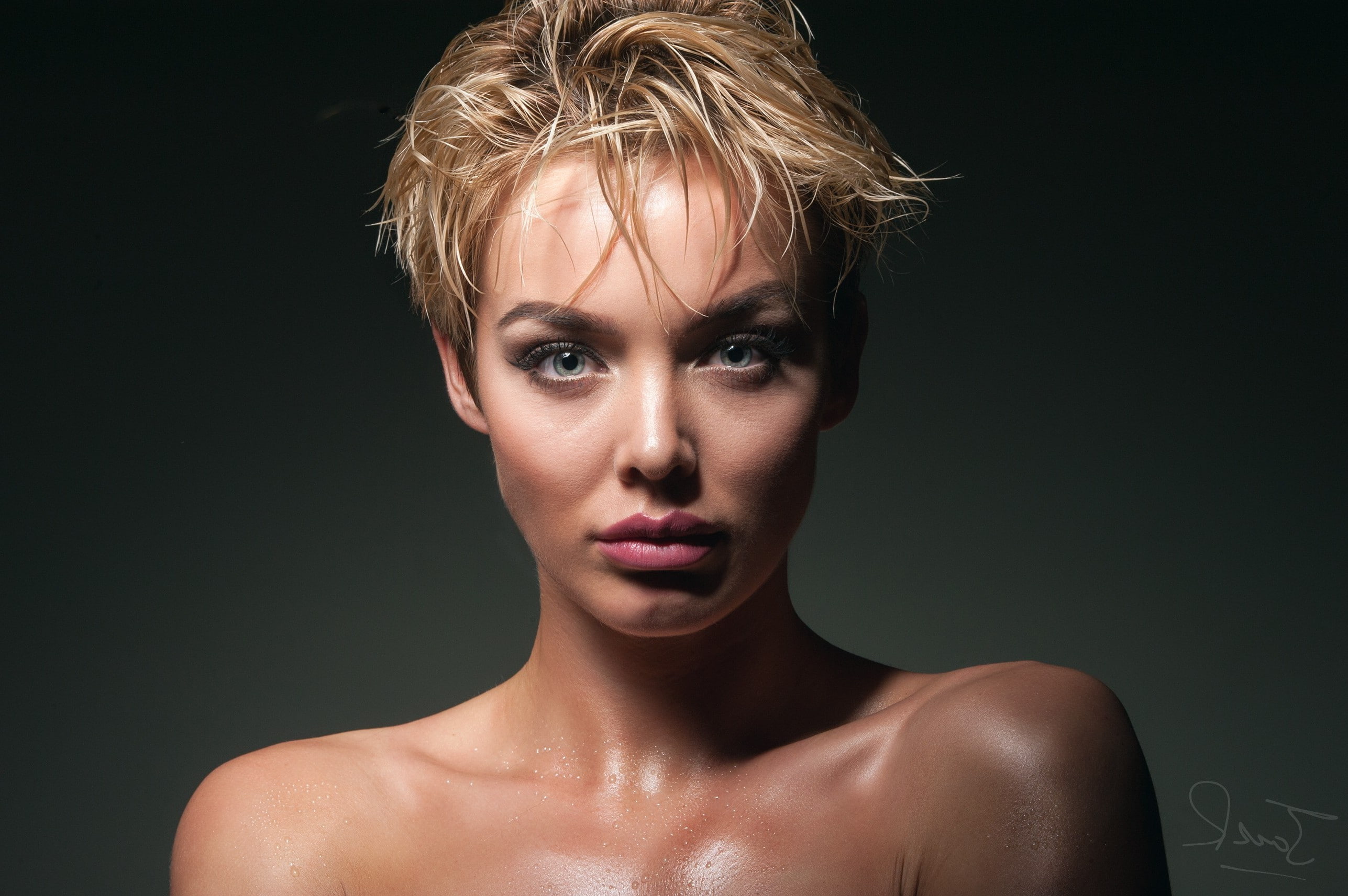 rosie robinson women model short hair looking at viewer face portrait simple background jack russell blonde