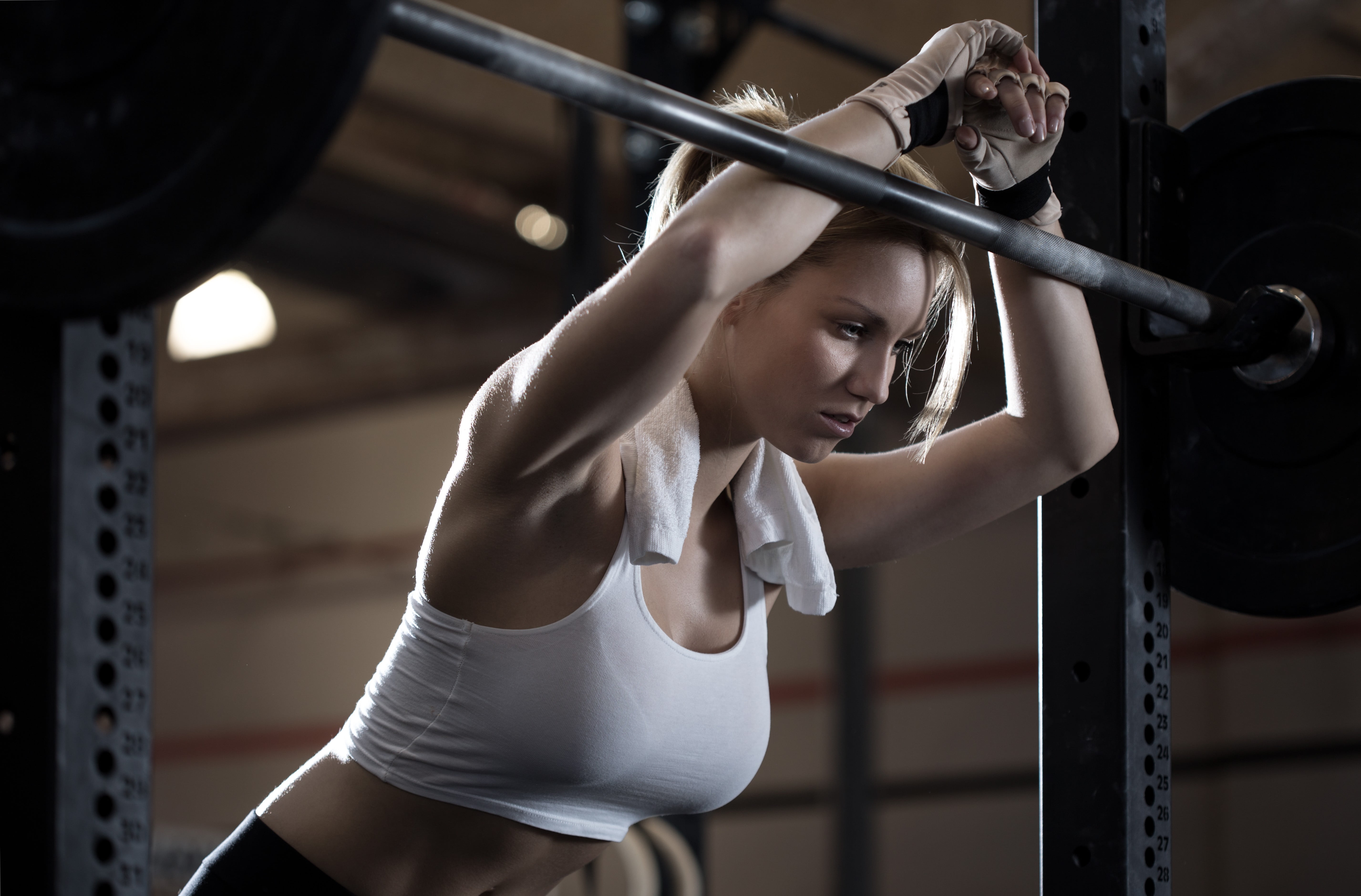 Cameron Diaz leaning on black and grey barbell, women, fitness model