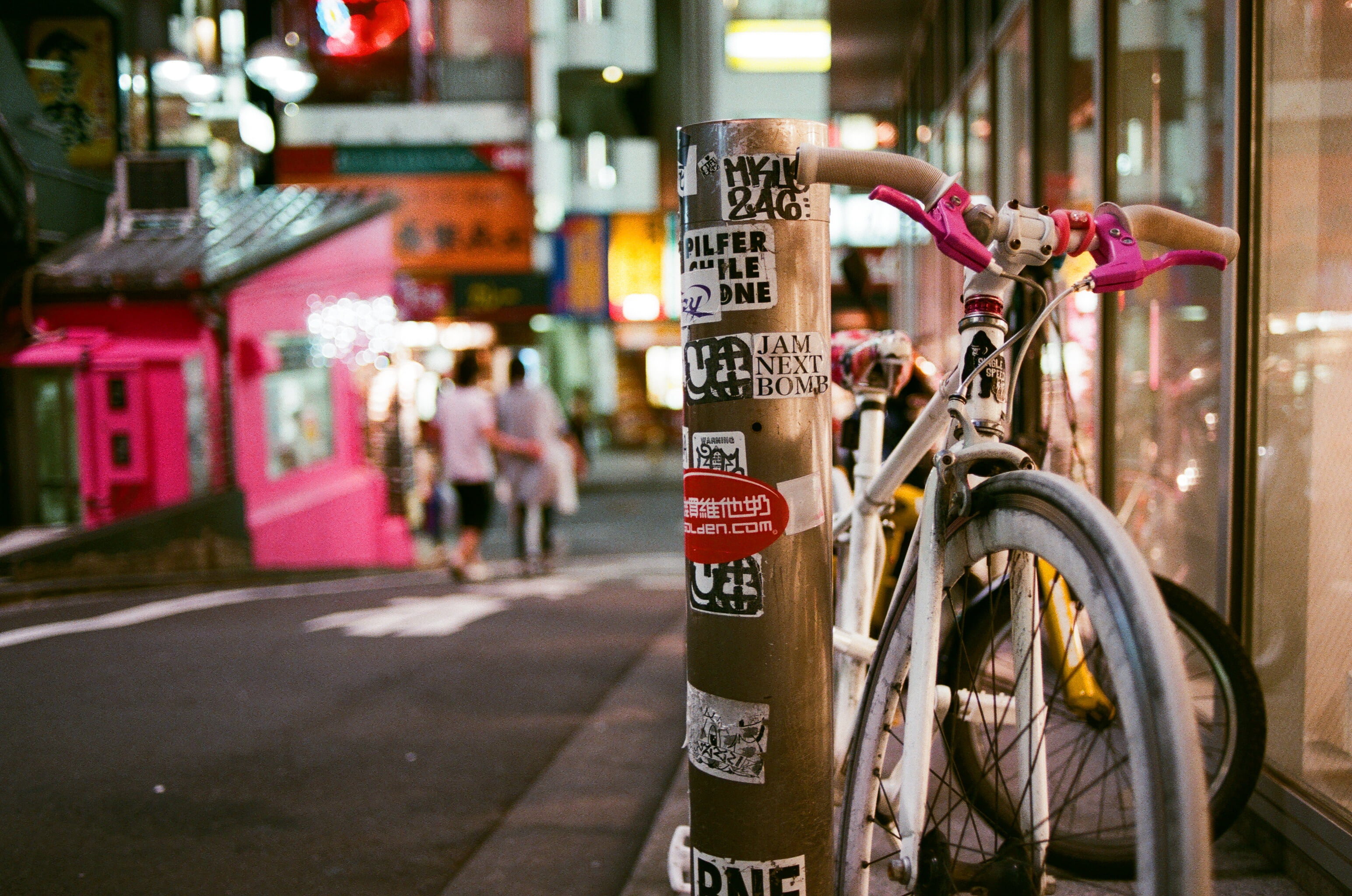 white rigid mountain bike near brown wooden pole, tokyo, tokyo
