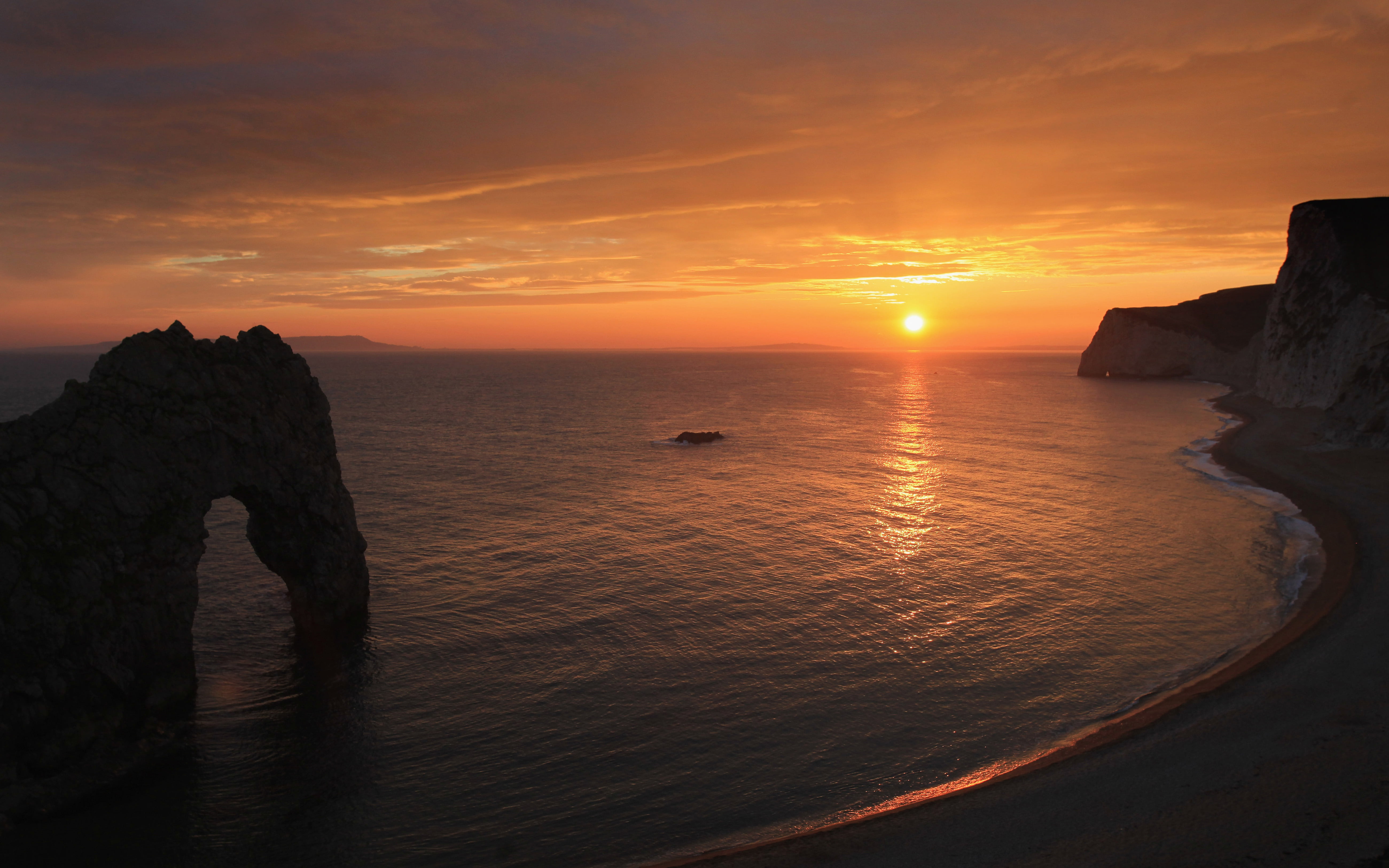 Durdle Door is a natural limestone arch on the Jurassic Coast near Lulworth in Dorset, England-5200×3250