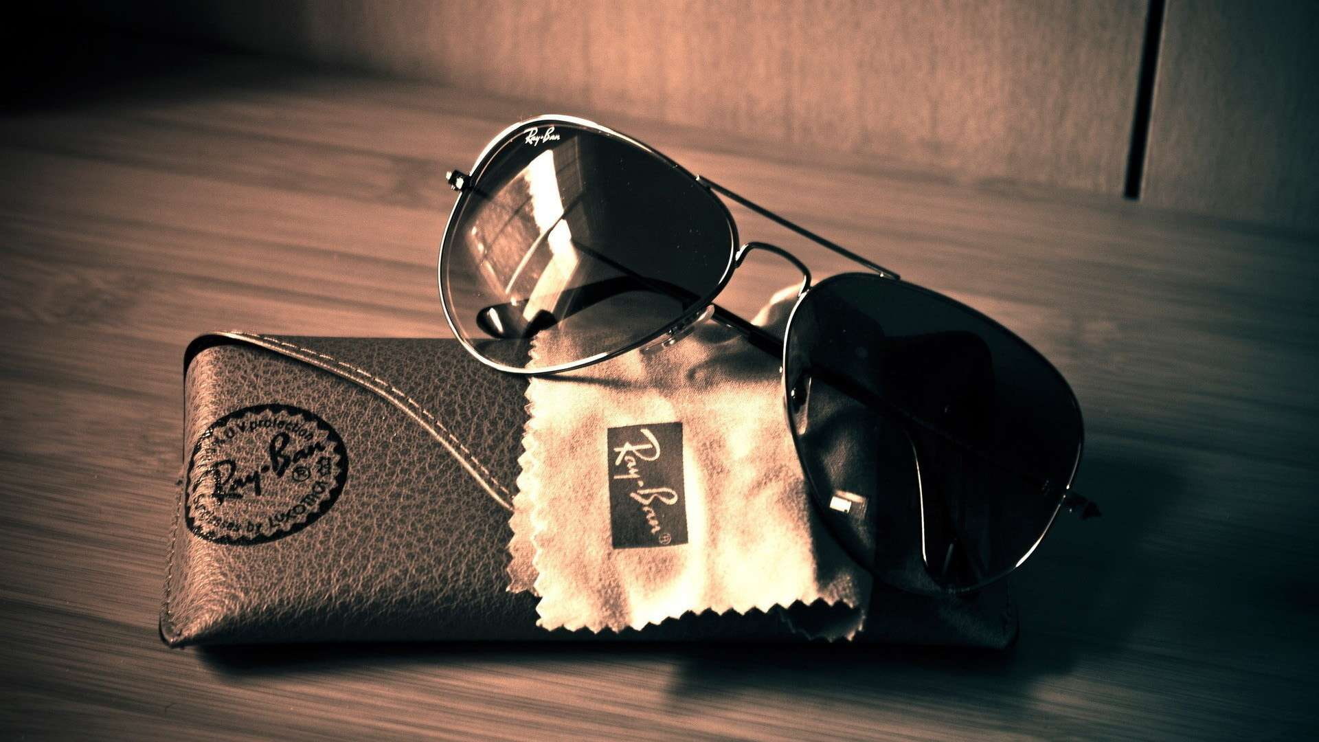 Ray Ban Aviator HD, silver frame black lens rayban aviator with leather pouch