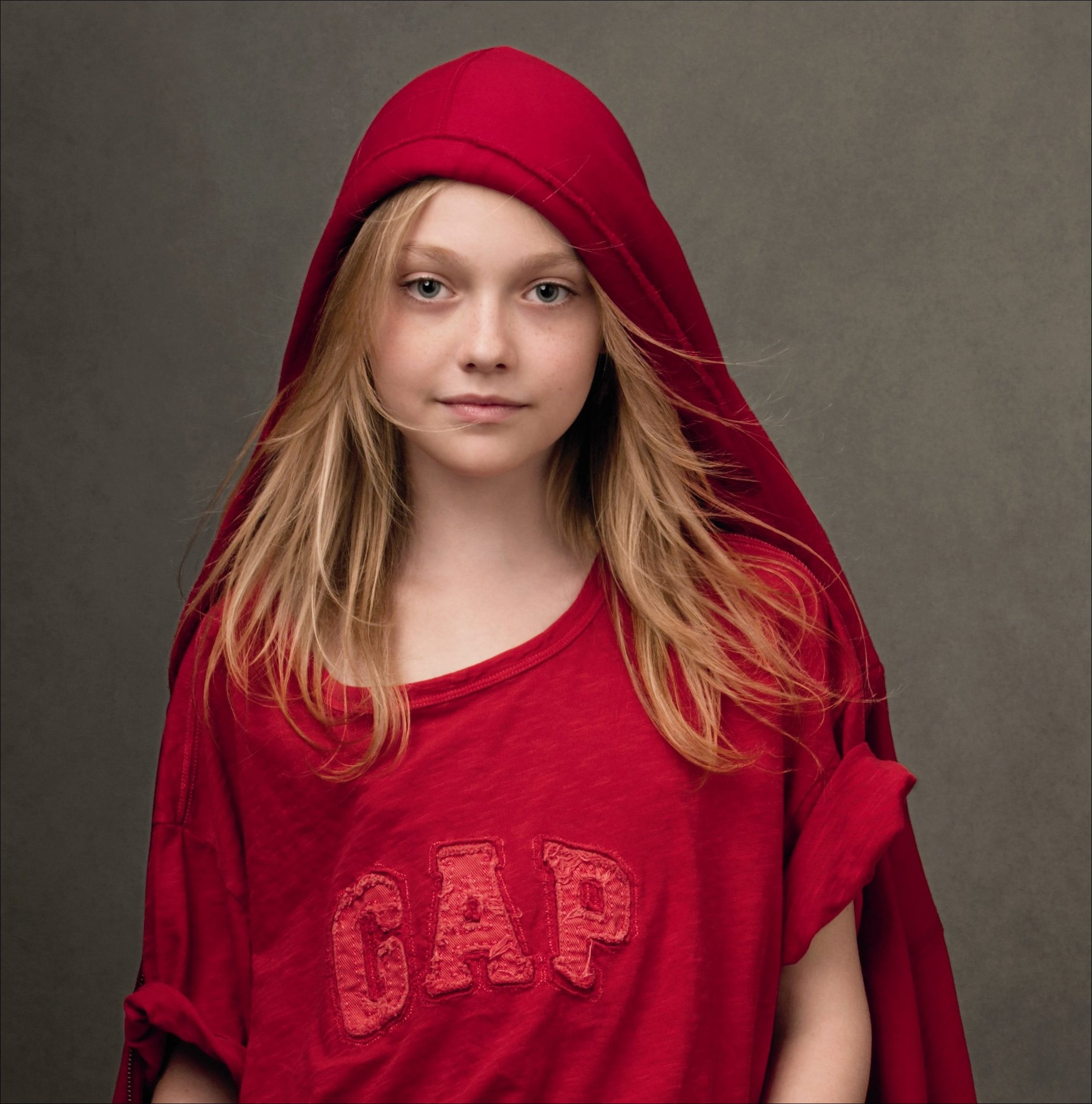 girl's red mantle, red dress, Dakota Fanning, hoods, blonde, actress