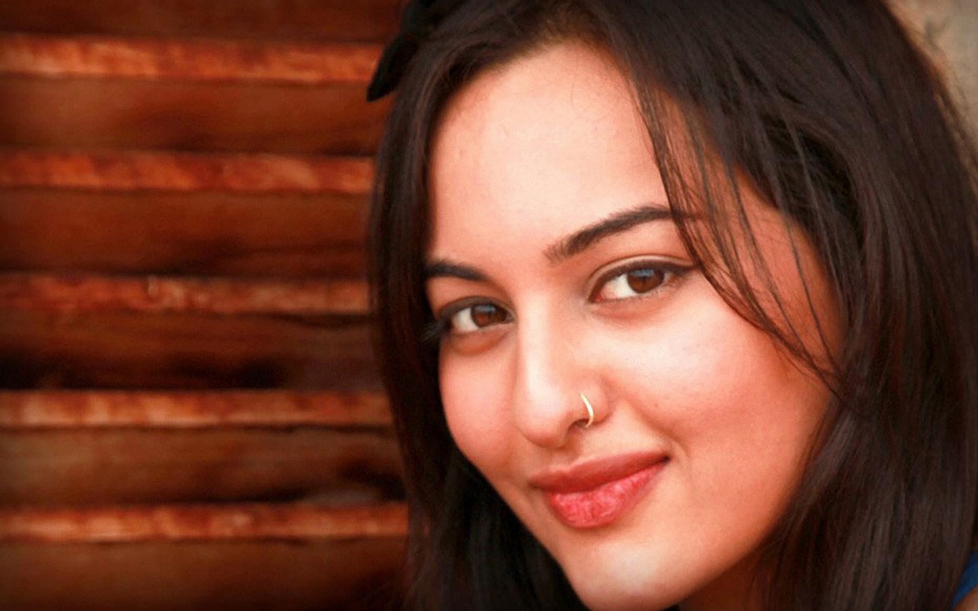Sonakshi Sinha Close Up, women's gold-colored nose ring, Female Celebrities