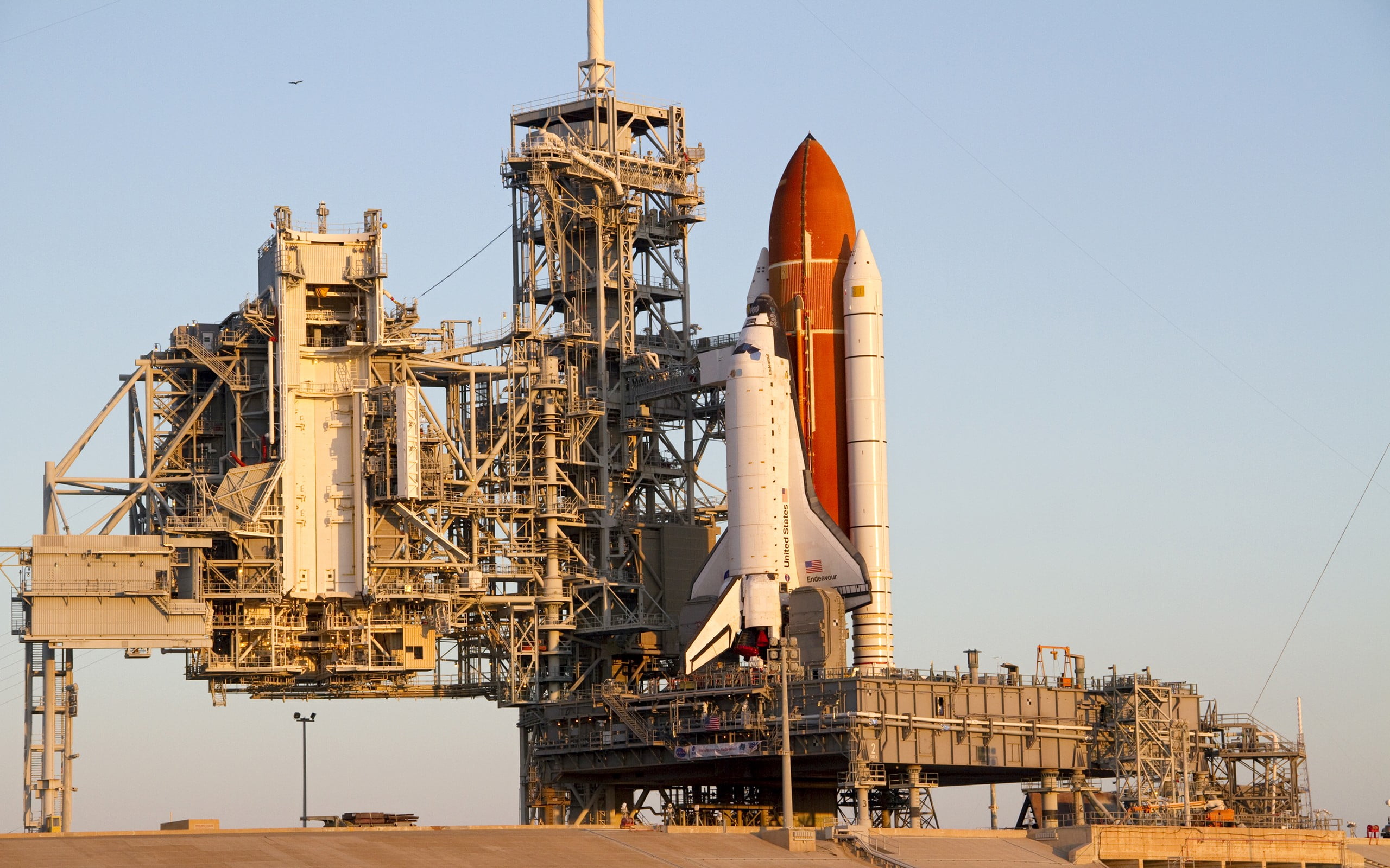 white and red space shuttle, Space Shuttle Endeavour, NASA, launch pads