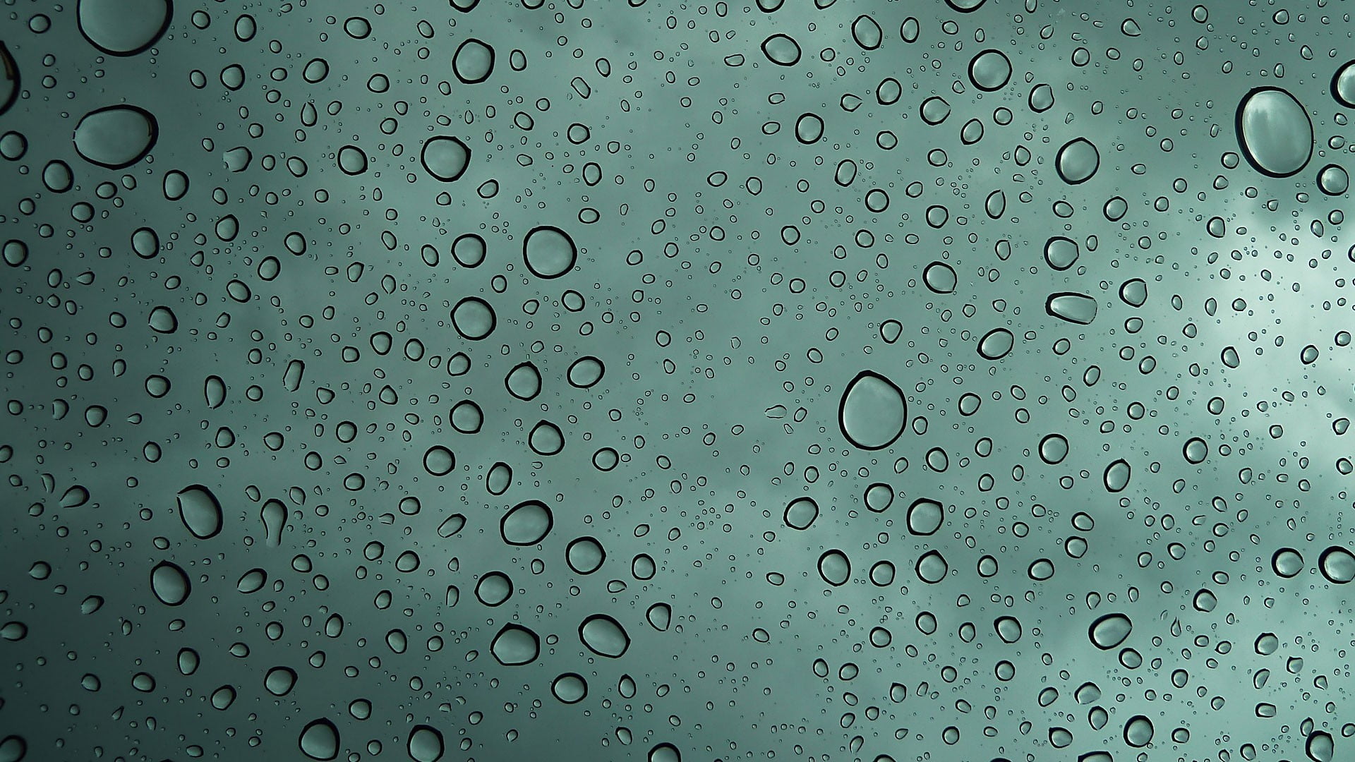 water drops in closeup photography, water on glass, simple background