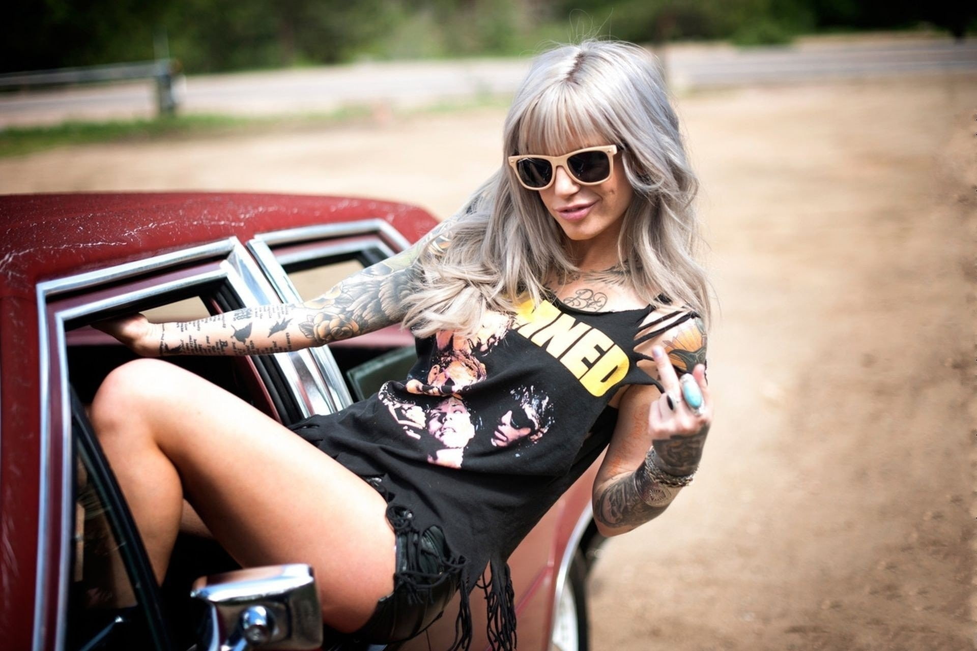 women, dyed hair, jean shorts, leaning, tattoo, sunglasses