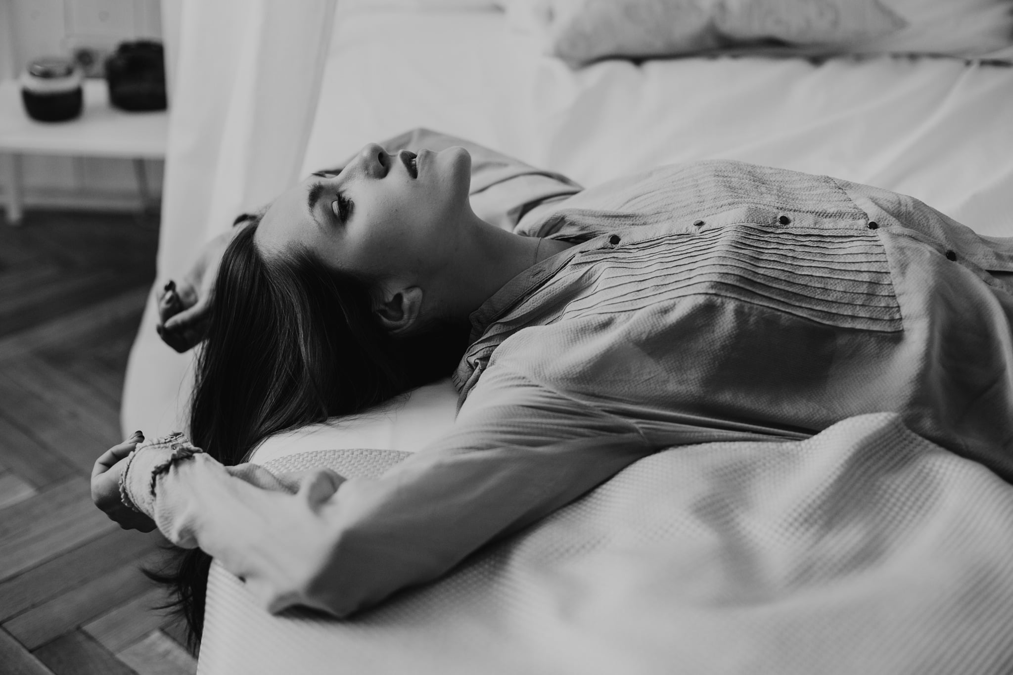 Free Download Hd Wallpaper Women Model Portrait Monochrome Bed In Bed Lying On Back