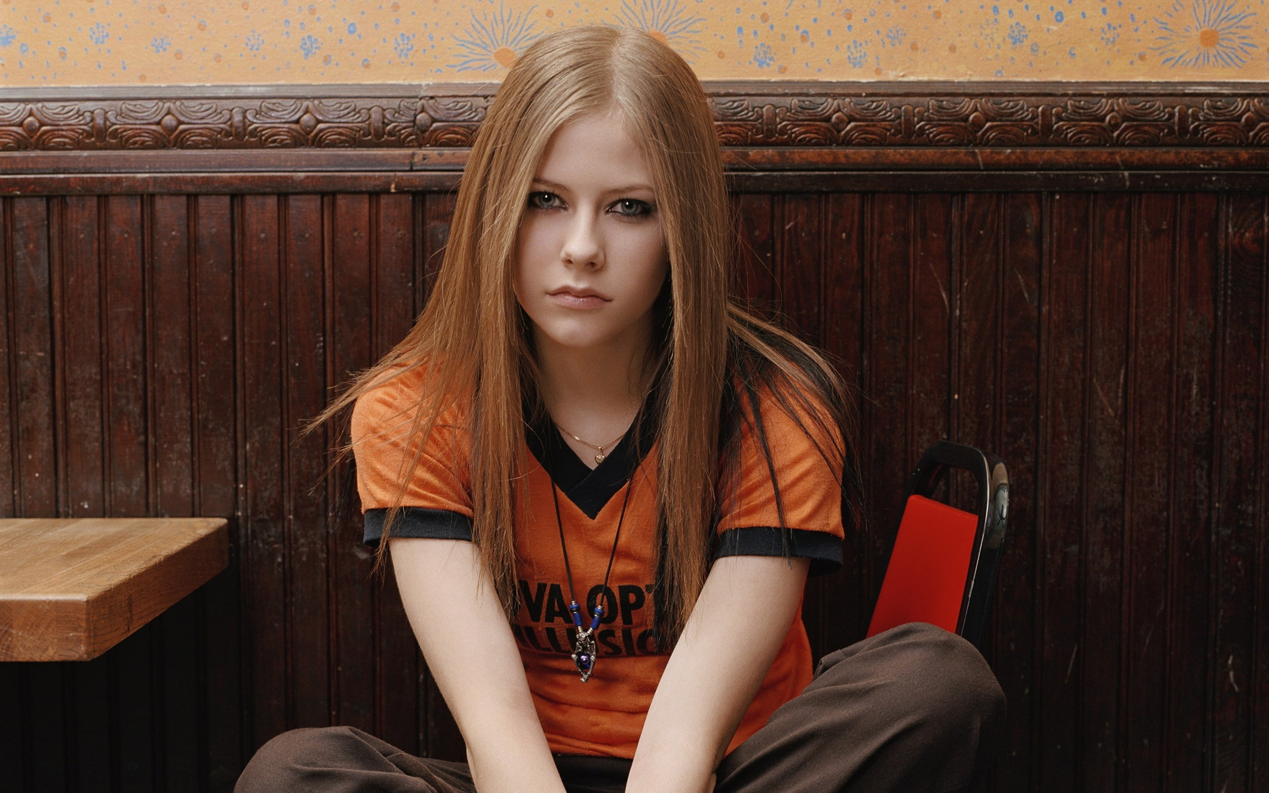 Avril Lavigne, women, blonde, blue eyes, T-shirt