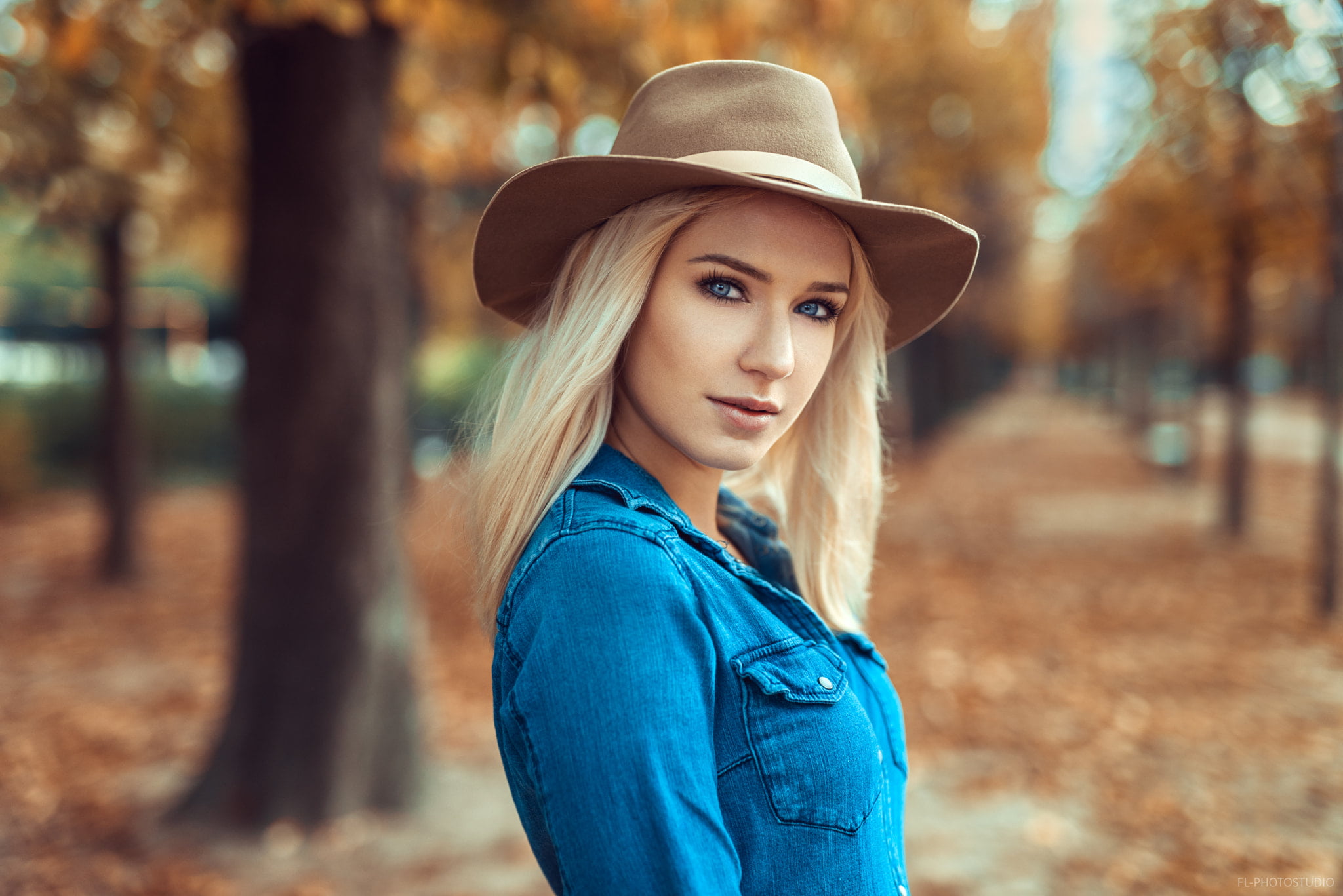 women, blonde, hat, trees, shirt, portrait, depth of field