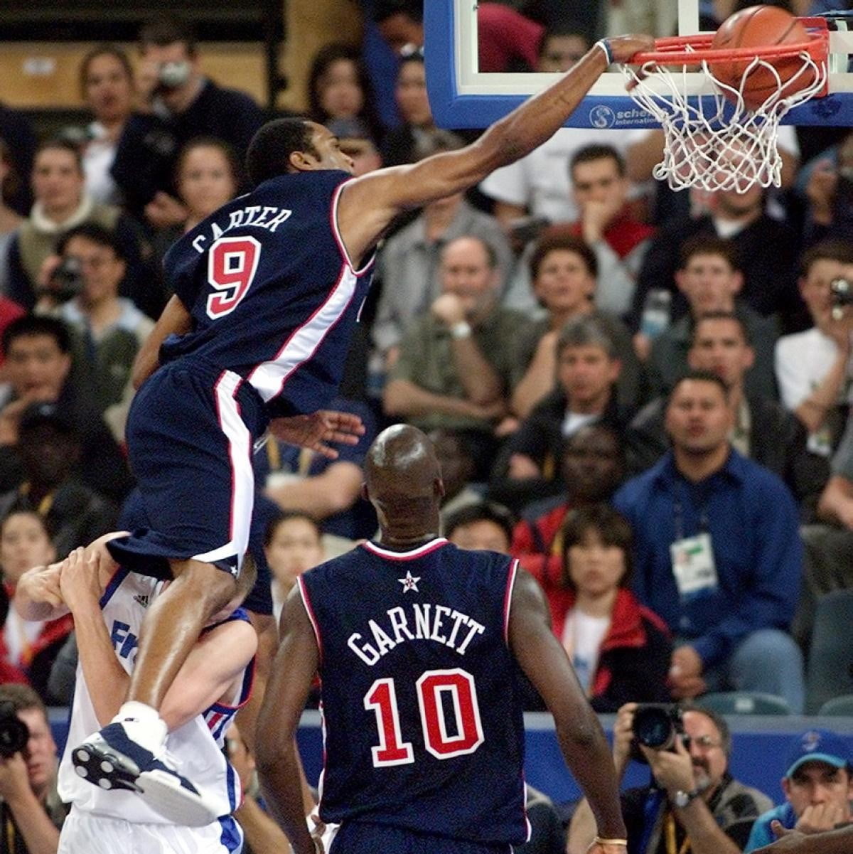 Vince Carter and Kevin Garnett, NBA, basketball, dunks, hoop