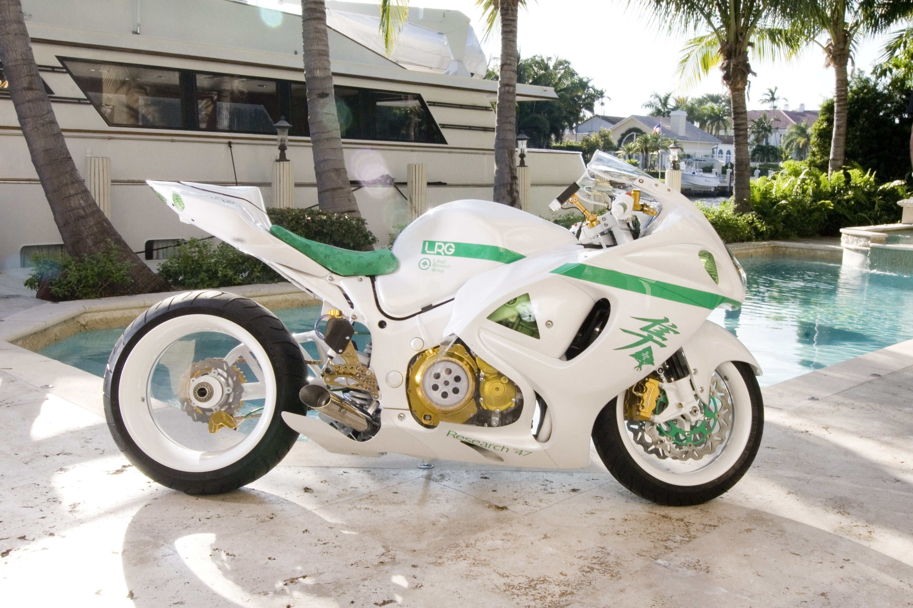 white and green sports bike, motorcycle, Suzuki, Suzuki GSX1300R Hayabusa