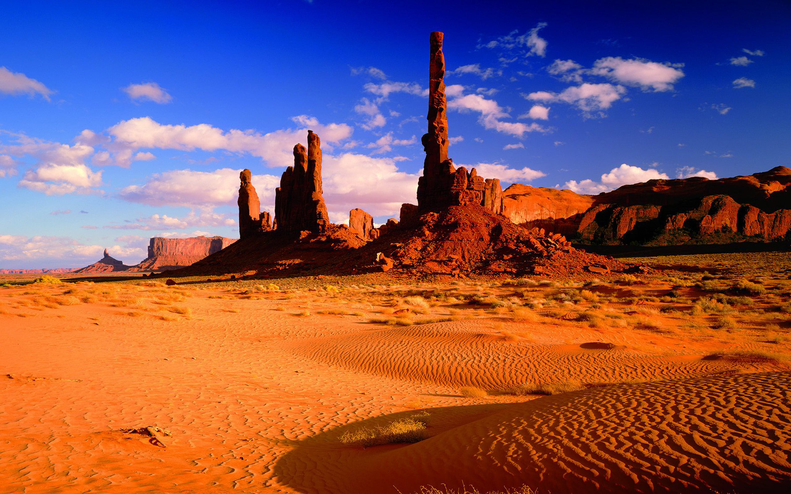 Towers Of Red Rock Desert Area With Red Sand And Rocks Monument Valley Tribal Park Arizona And Utah Border Wallpaper Hd 2560×1600
