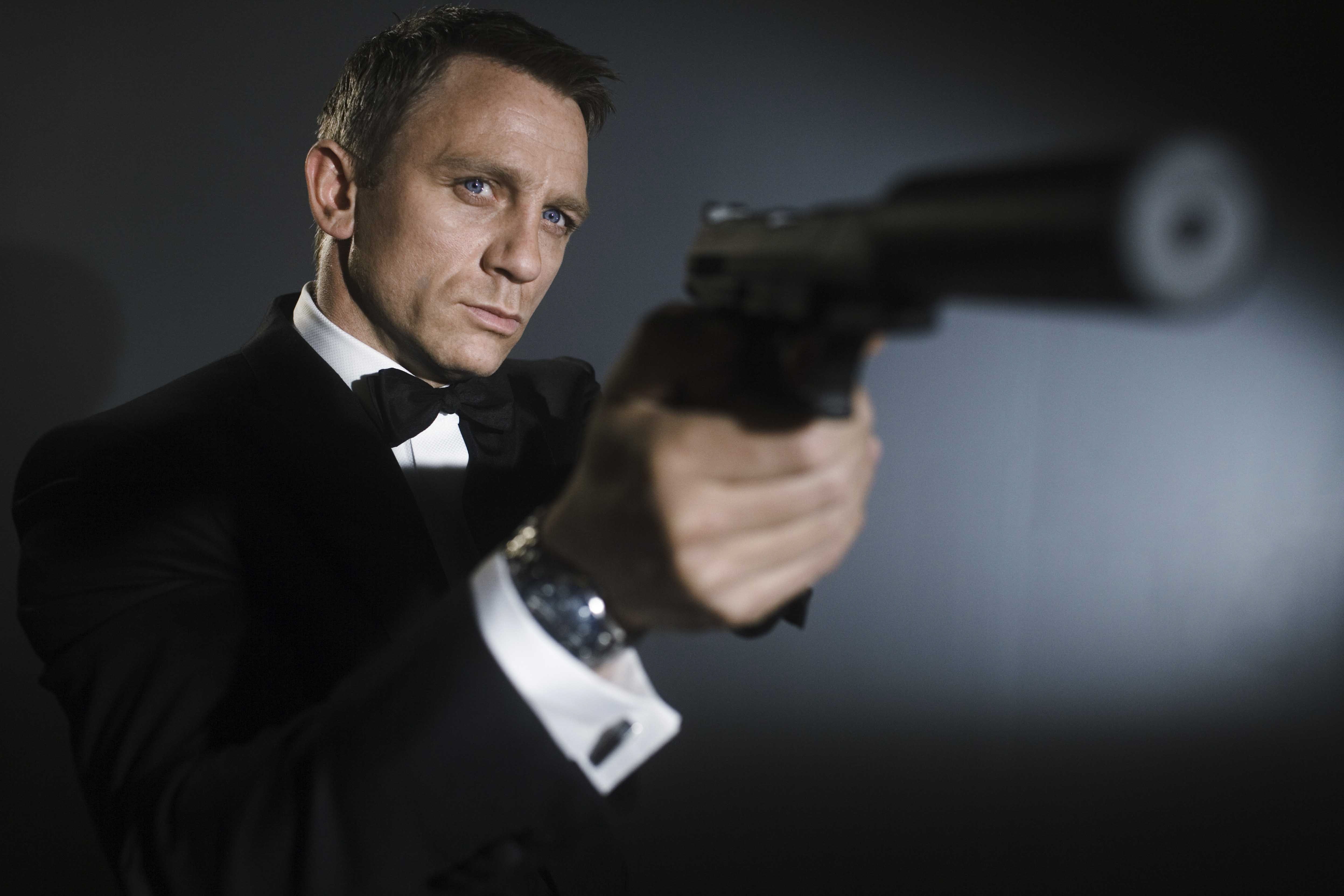 Free download | HD wallpaper: Daniel Craig, James Bond, gun, weapon ...