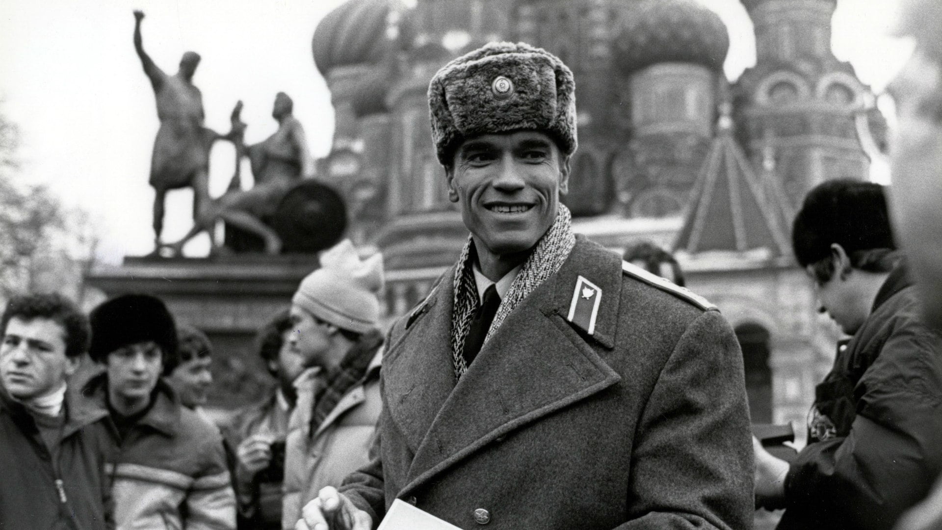 Arnold Schwarzenegger, Moscow, Uniform, Red heat, people, black And White