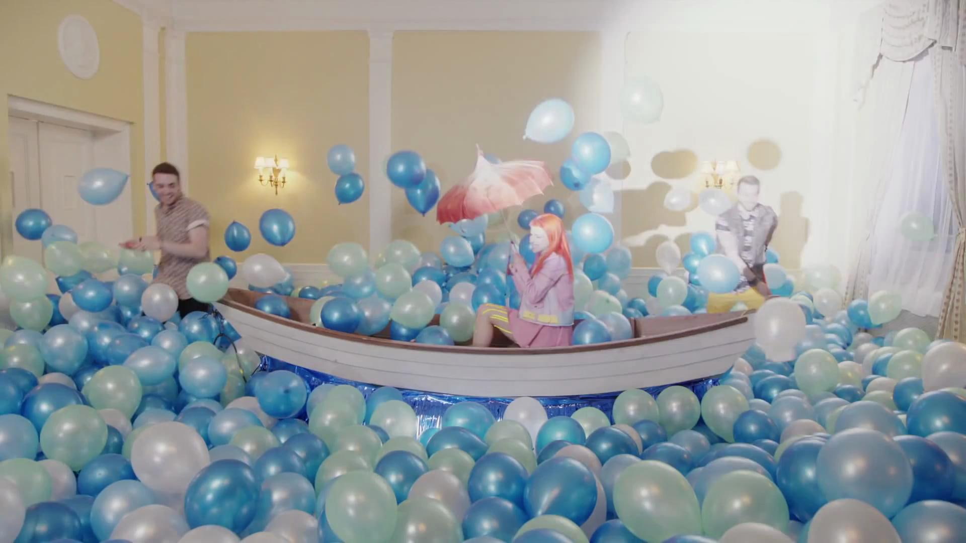 Paramore Still Into You Background, blue and teal balloons, celebrity