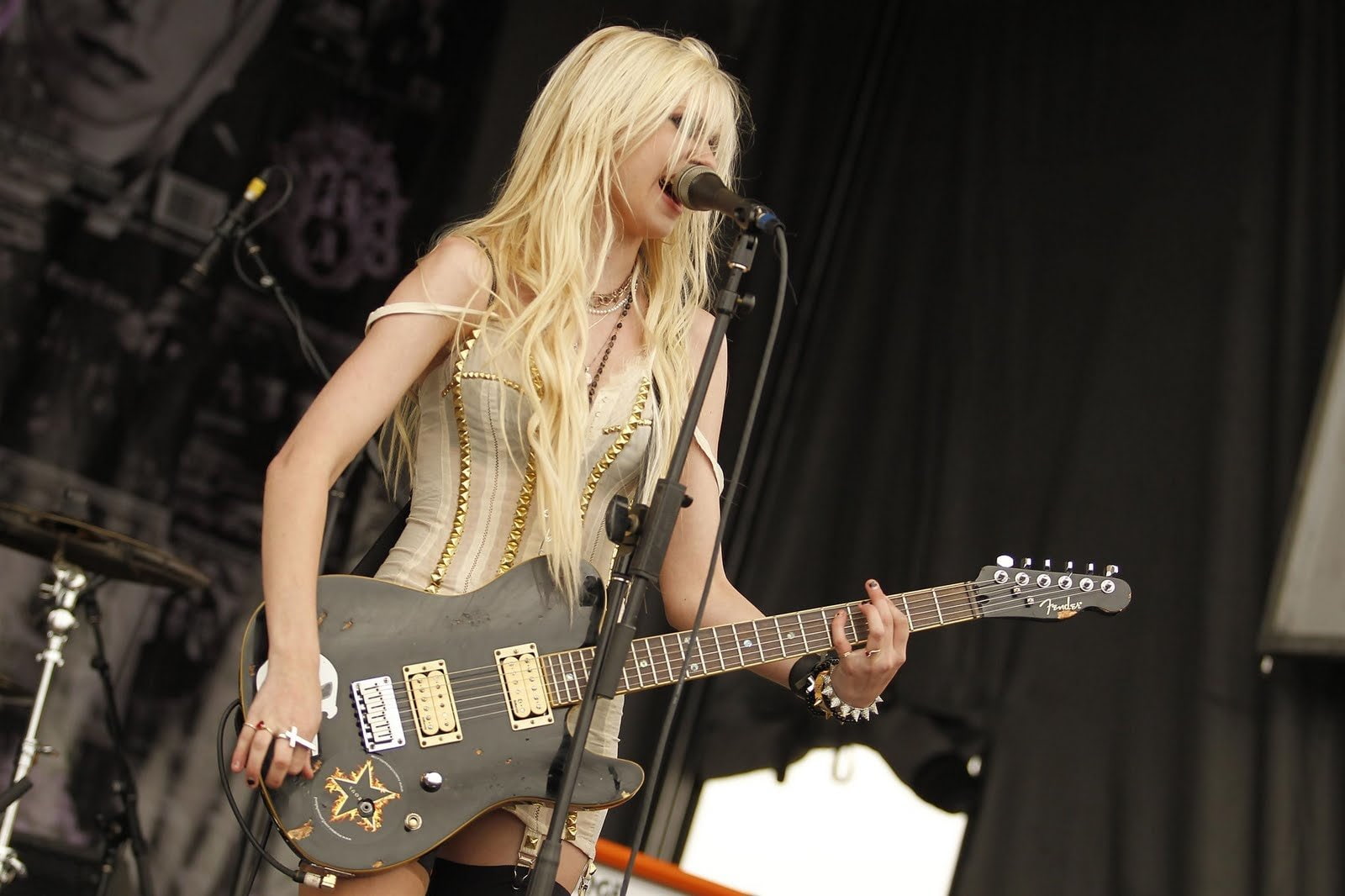 black electric guitar, Singers, Taylor Momsen