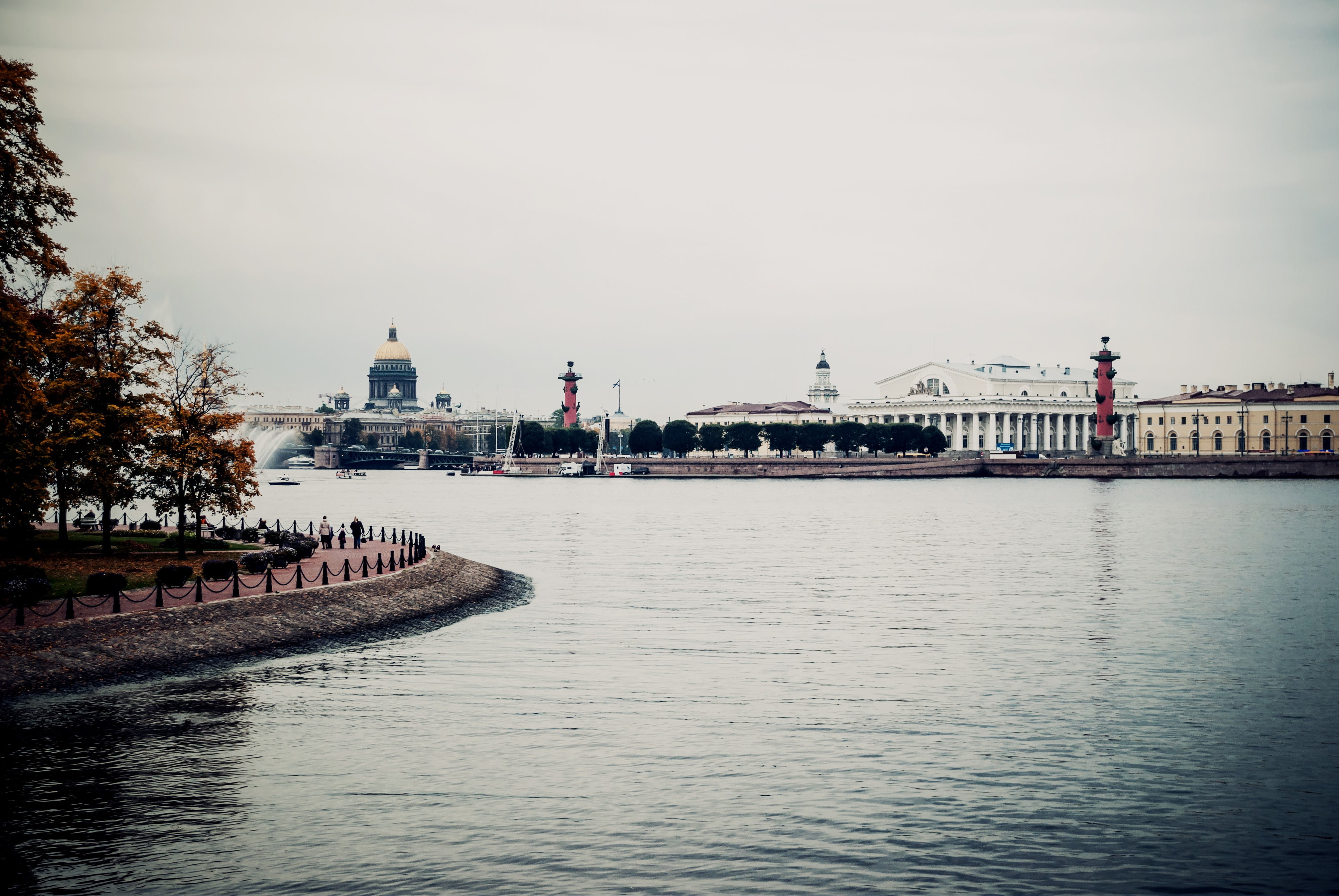Петербург расположен на реке неве