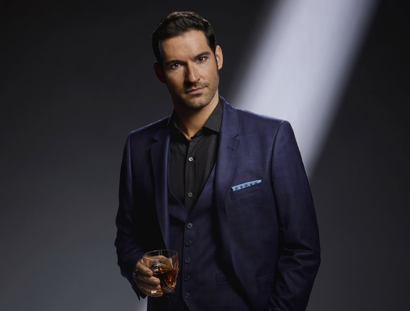 Tom Ellis, violet clothing, Violet Suit, black shirt, Lucifer: TV Series