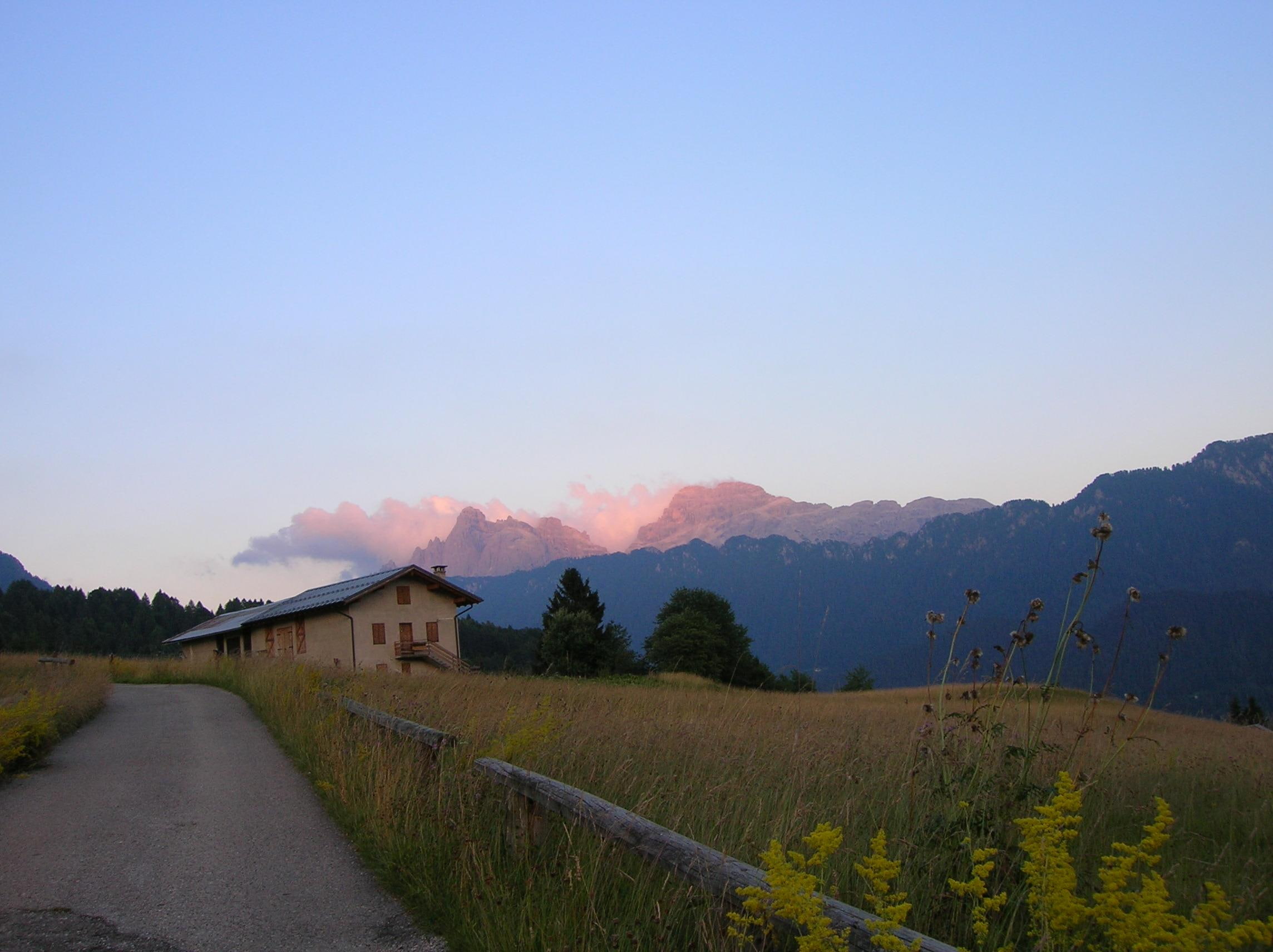 Paesaggio Di Montagna, beige house with mountain ranges on background