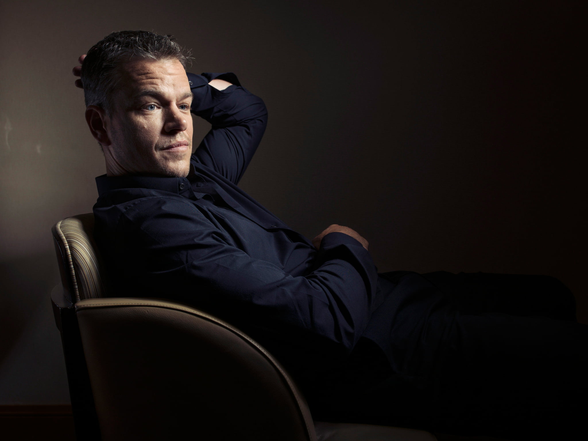 photographer, actor, sitting, Matt Damon, photoshoot, in the chair