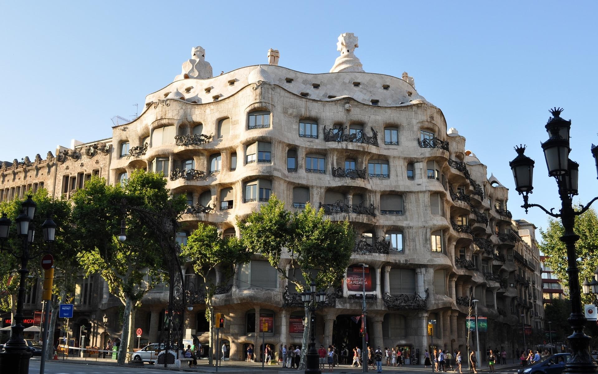 Casa Mila Barcelona, beige concrete residential building, 3d and abstract