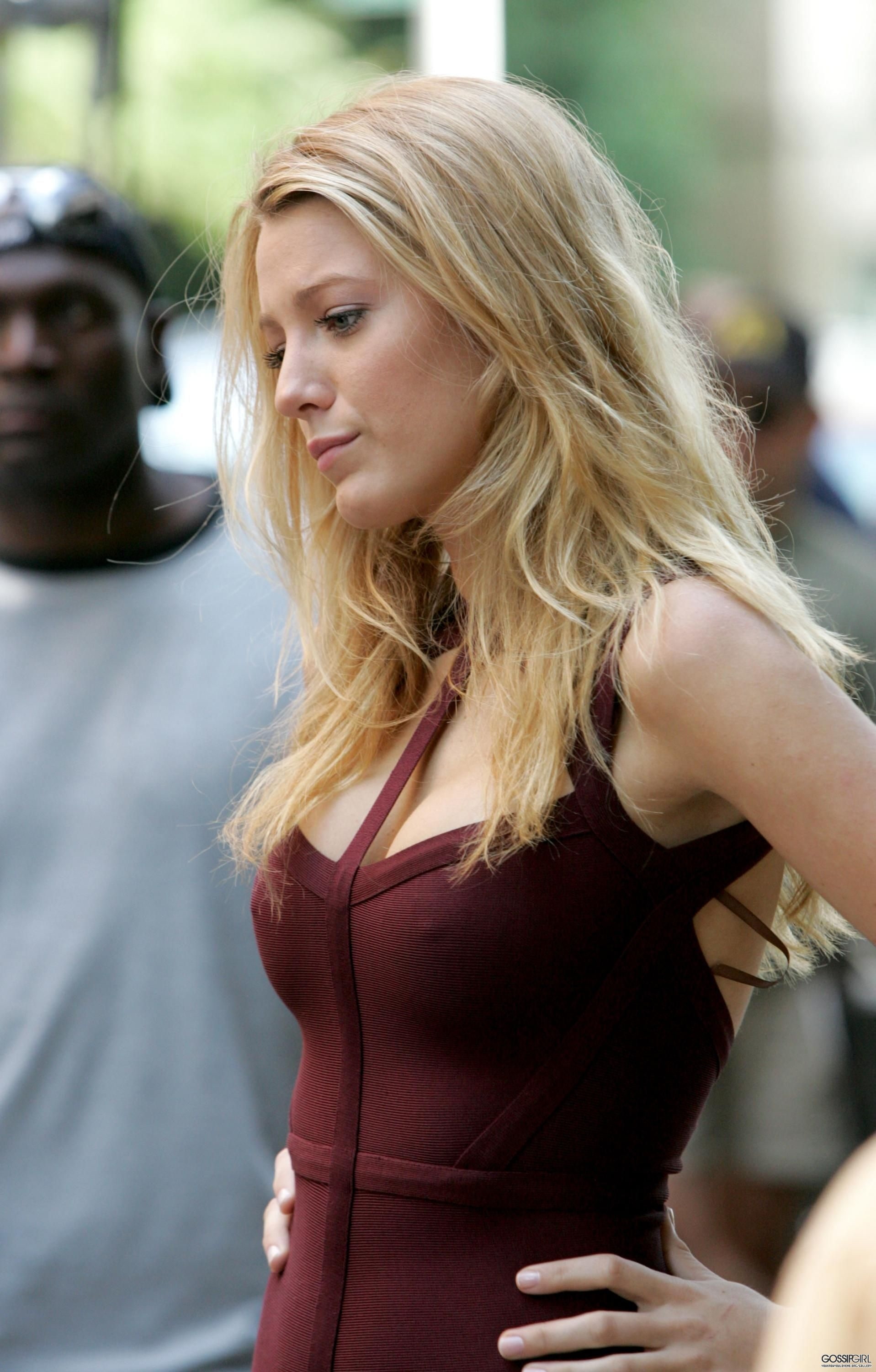 blondes actress blake lively 1917x3000  People Actresses HD Art