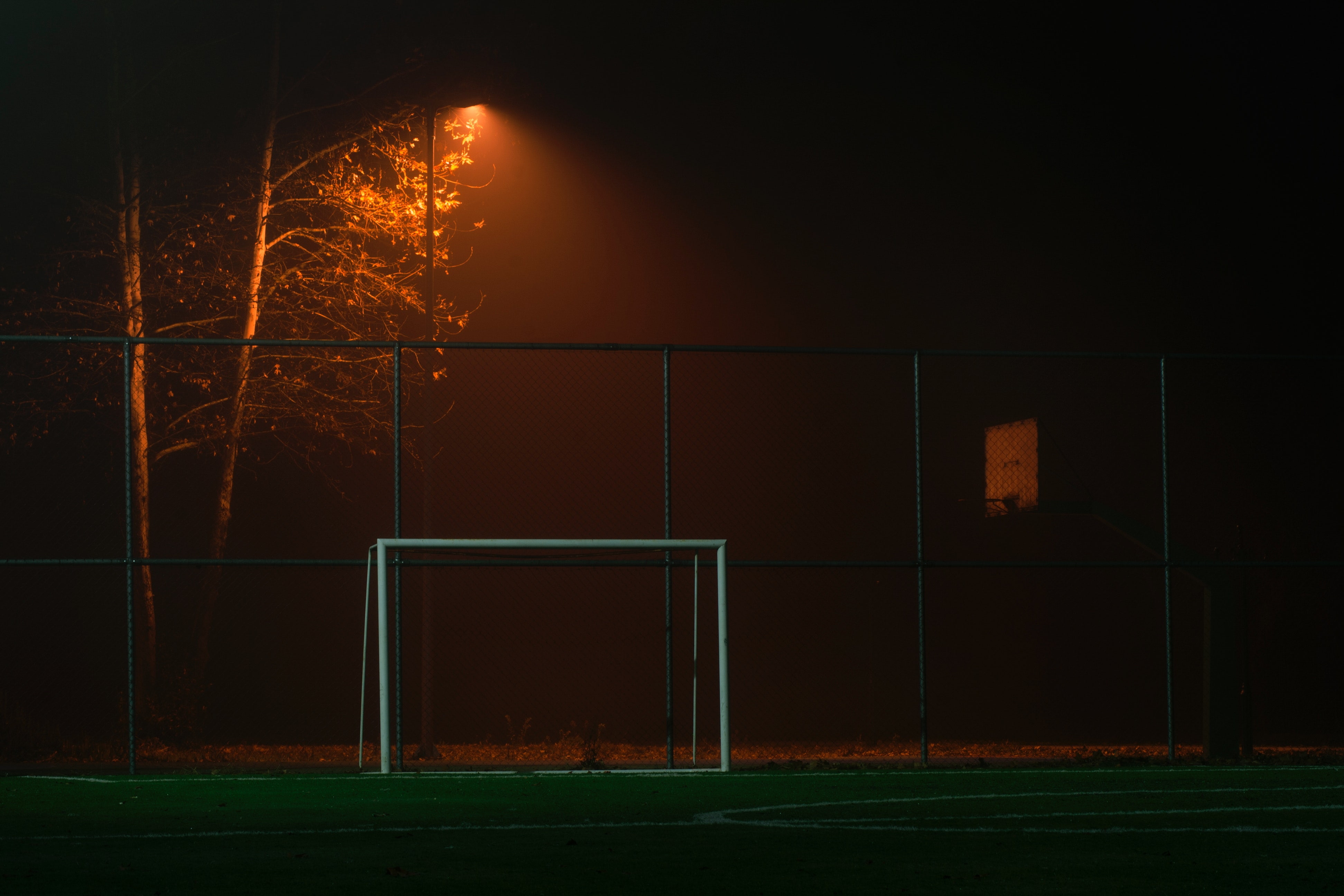 Черный стадион. Футбольное поле ночью. Футбольная площадка ночью. Футбольные ворота на стадионе. Футбольное поле вечером.