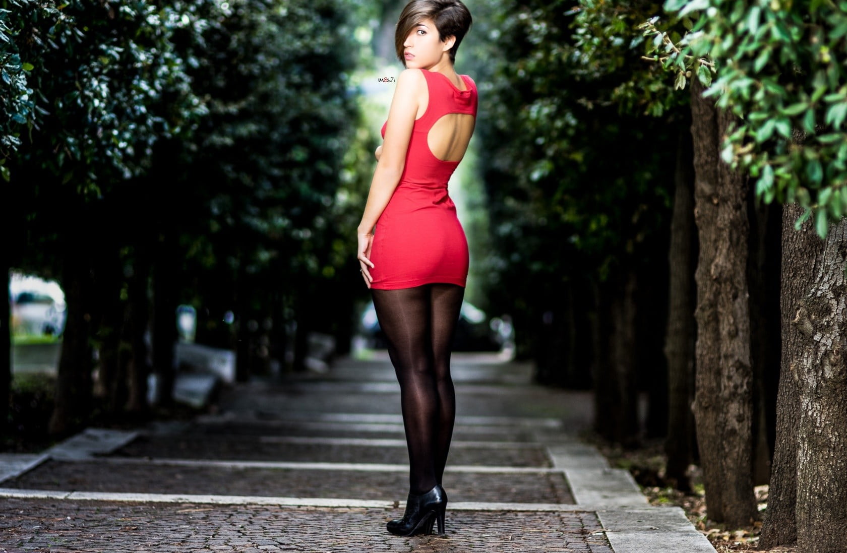 women's red sleeveless bodycon dress, women outdoors, red dress