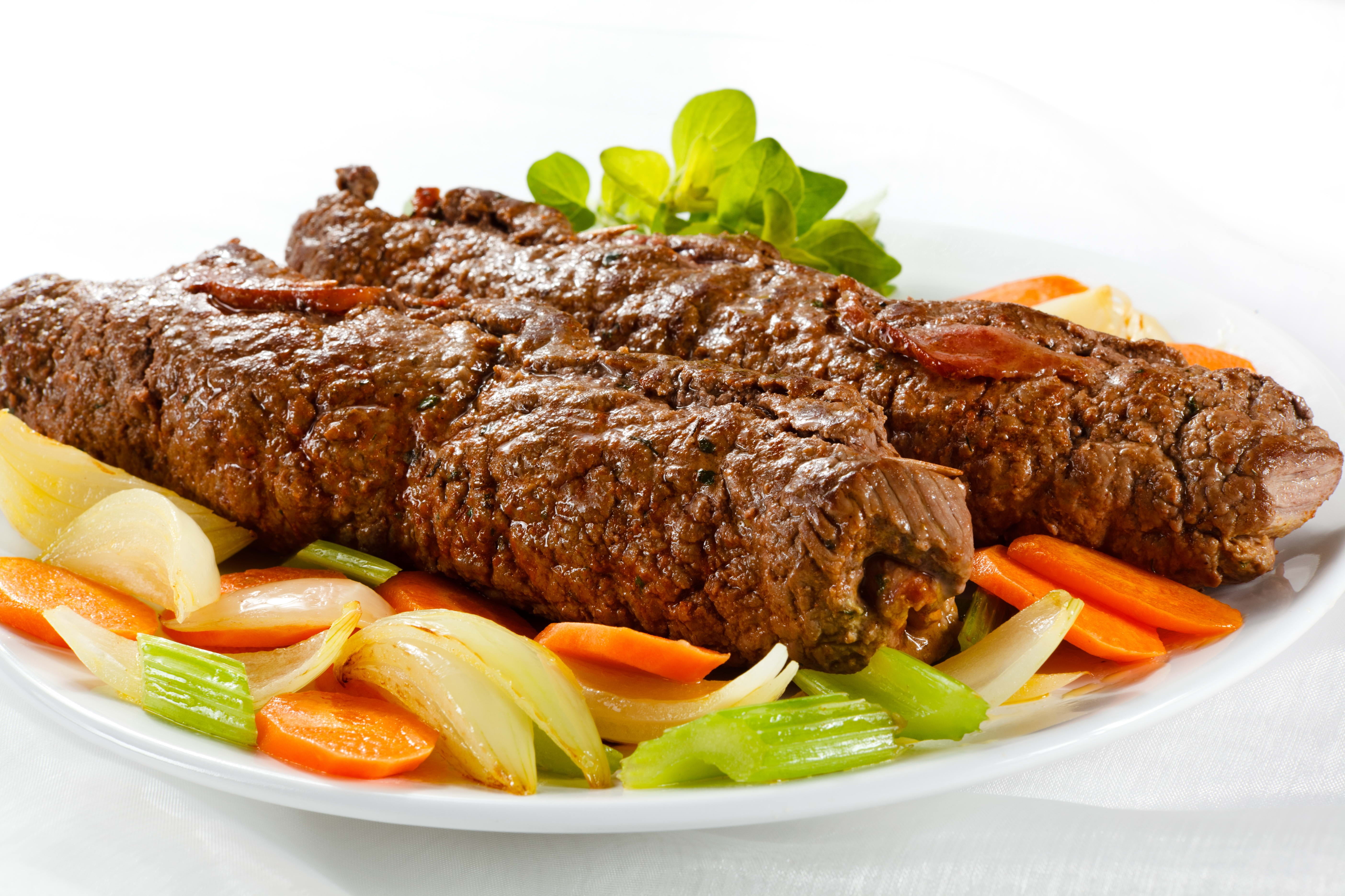 plate of cooked meat, pork, vegetables, onion, food, steak, beef
