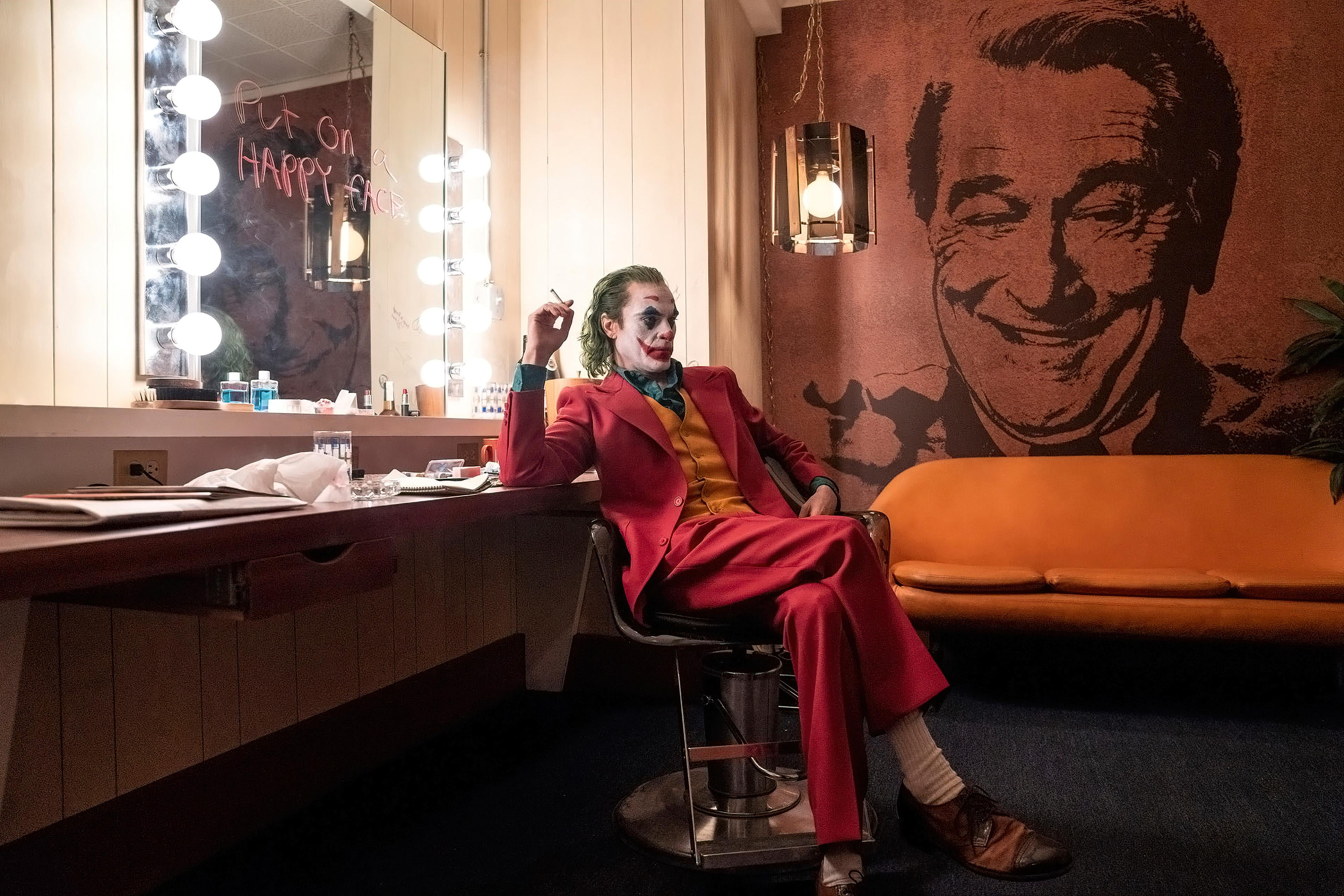 Joker, Robert DeNiro, happy face, Joaquin Phoenix, couch, makeup