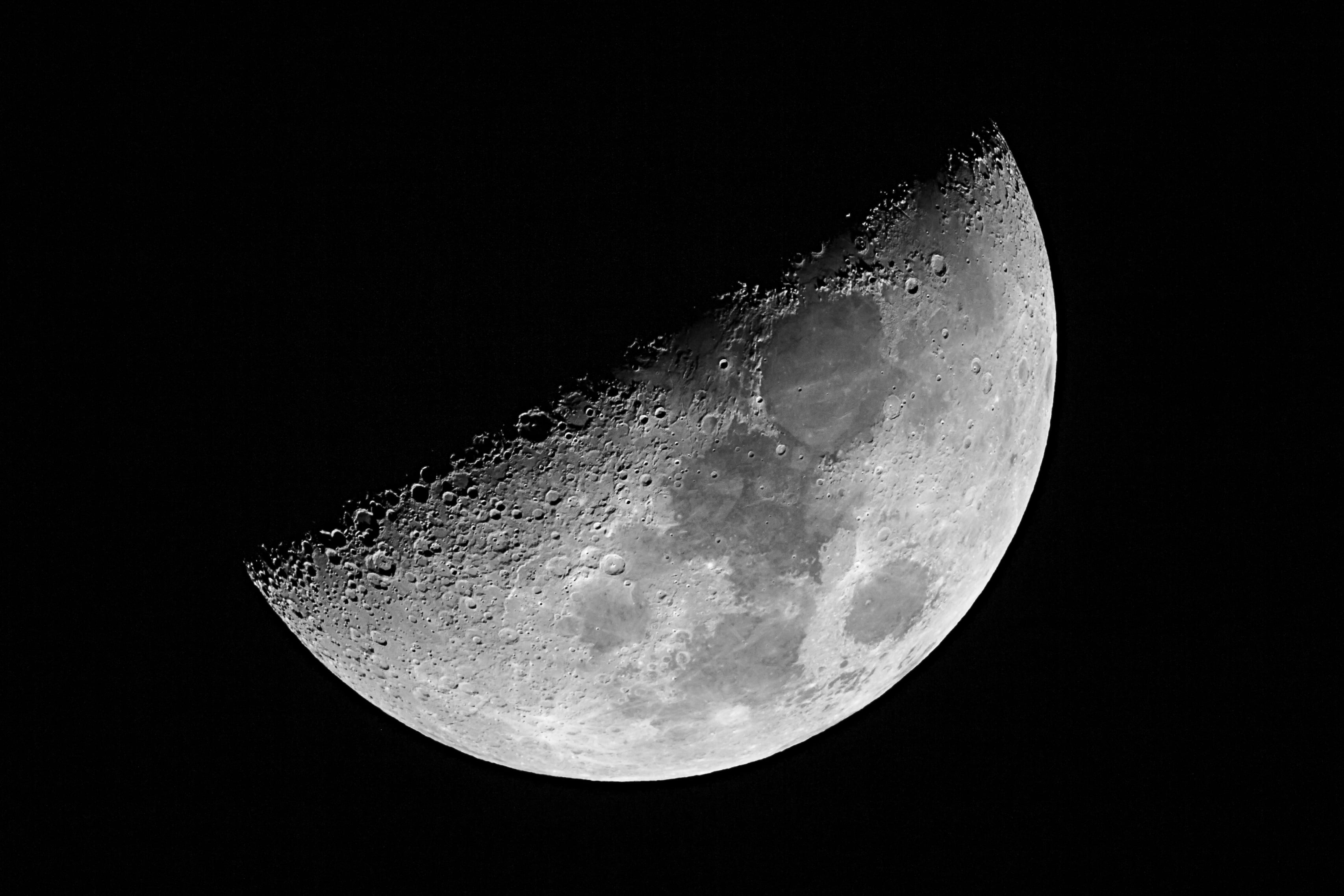shallow photography of Moon, half moon, half  moon, goto, deutschland