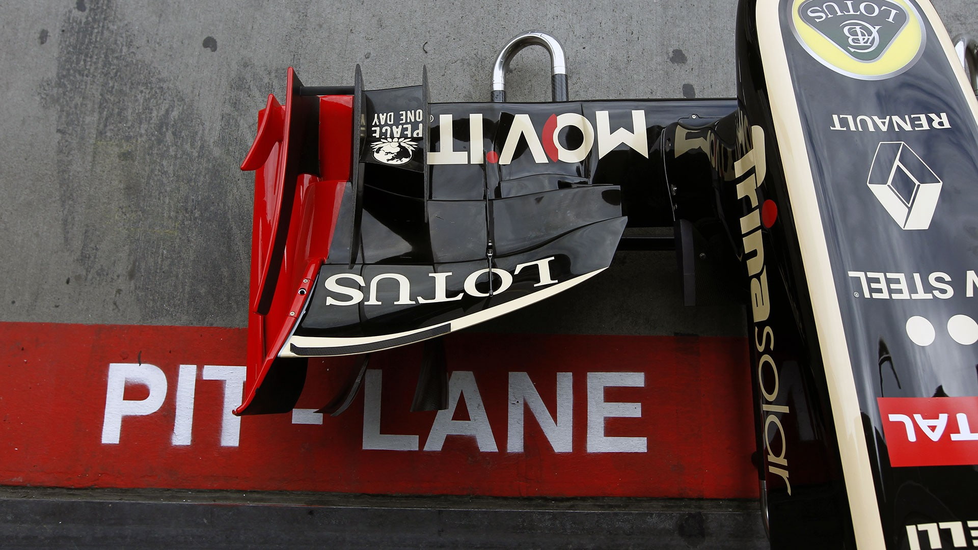 formula 1, communication, text, western script, sign, red, city